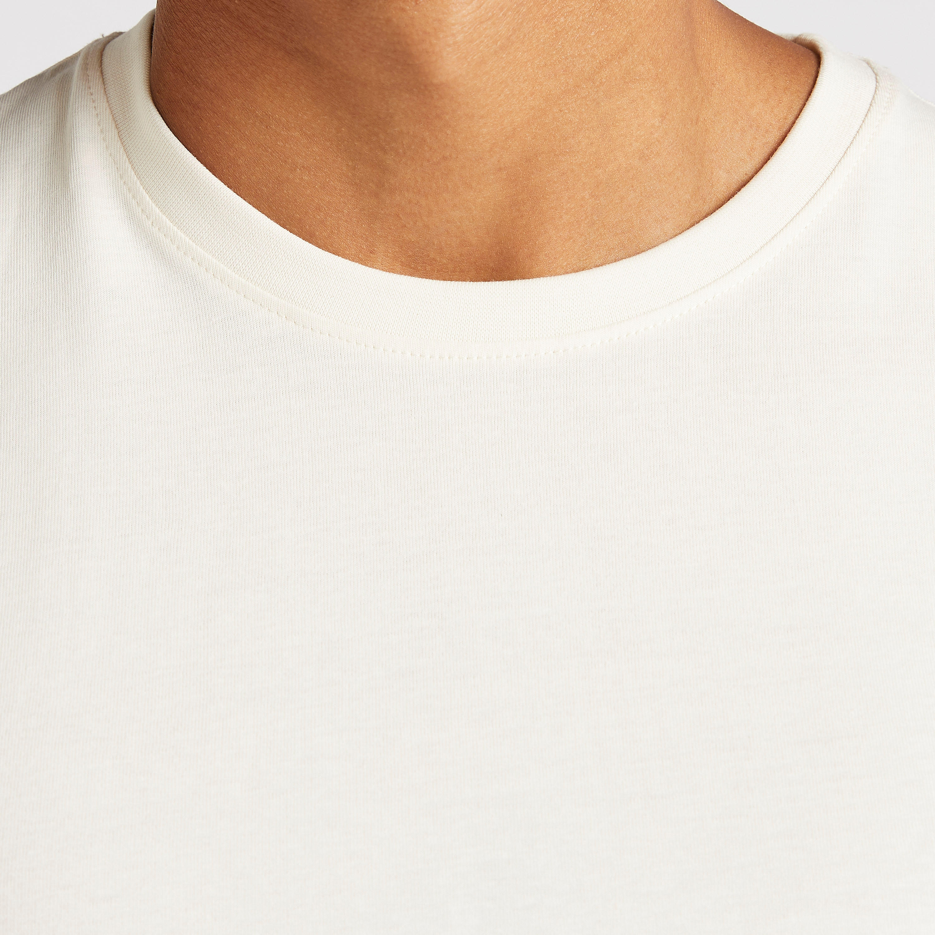 تيشيرت سادة بياقة ضيّقة وأكمام قصيرة-men-clothing-tshirtsandpolos-tshirts-image-2