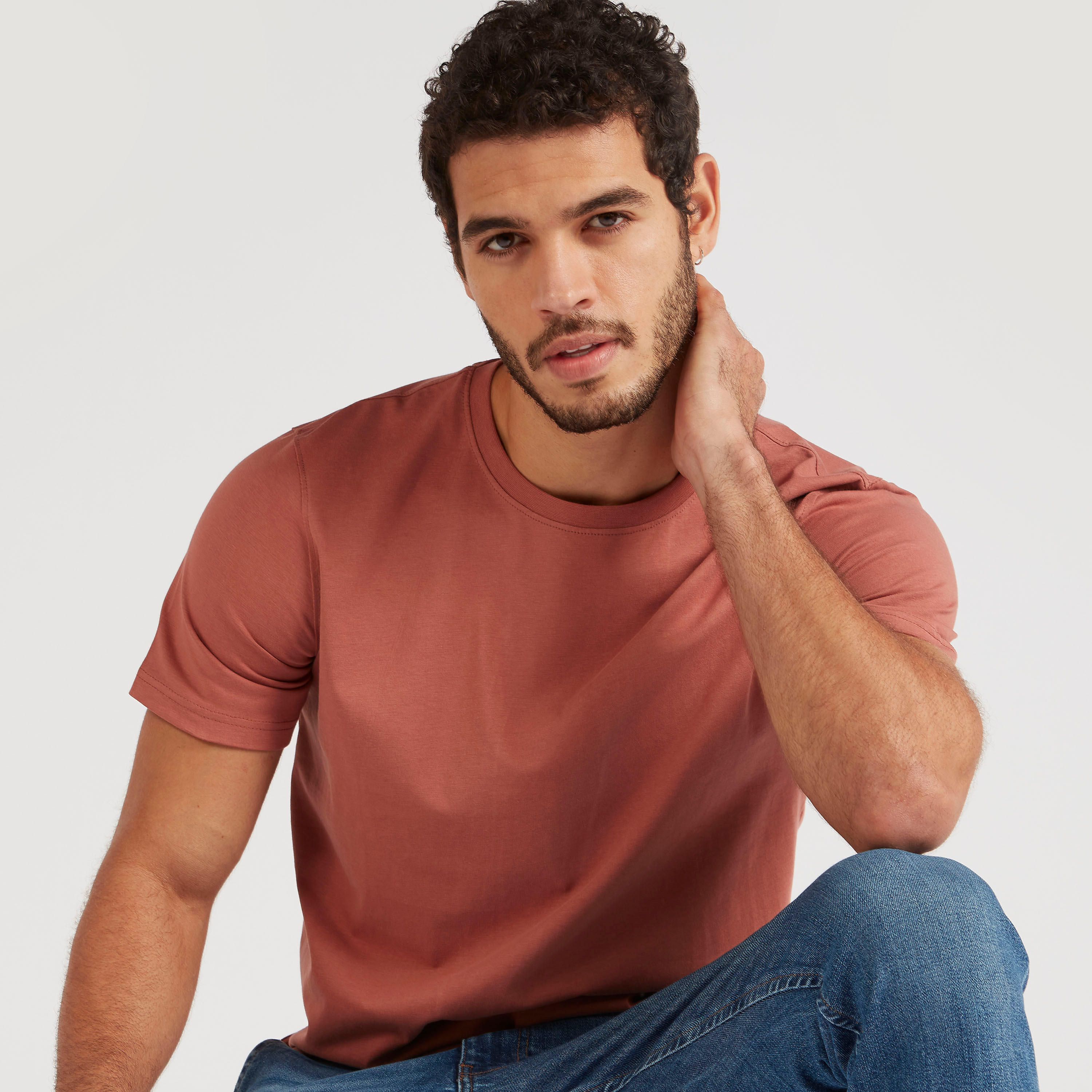 تيشيرت سادة بياقة ضيّقة وأكمام قصيرة-men-clothing-tshirtsandpolos-tshirts-image-2