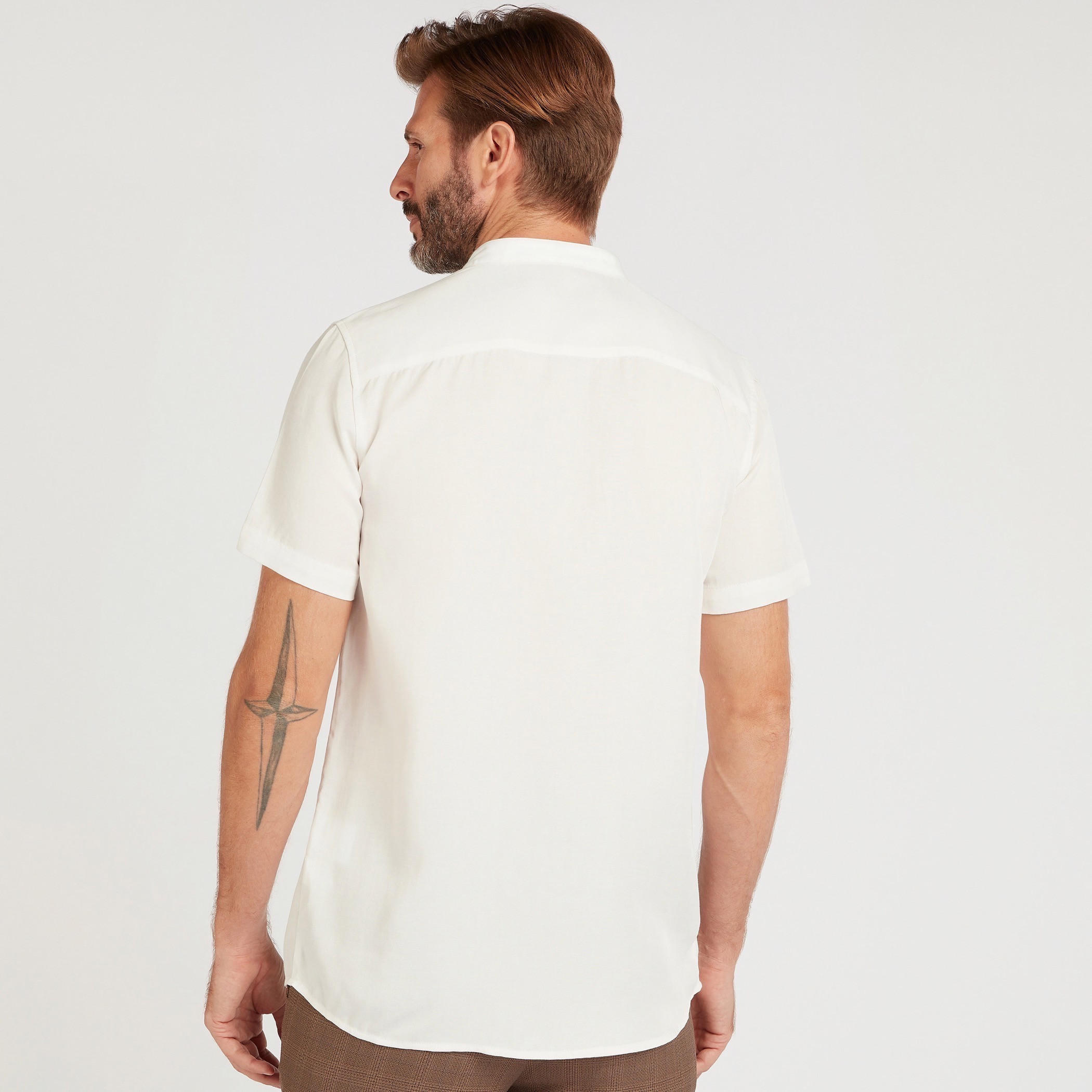 قميص سادة بياقة ماندارين وأكمام قصيرة-men-clothing-shirts-image-2