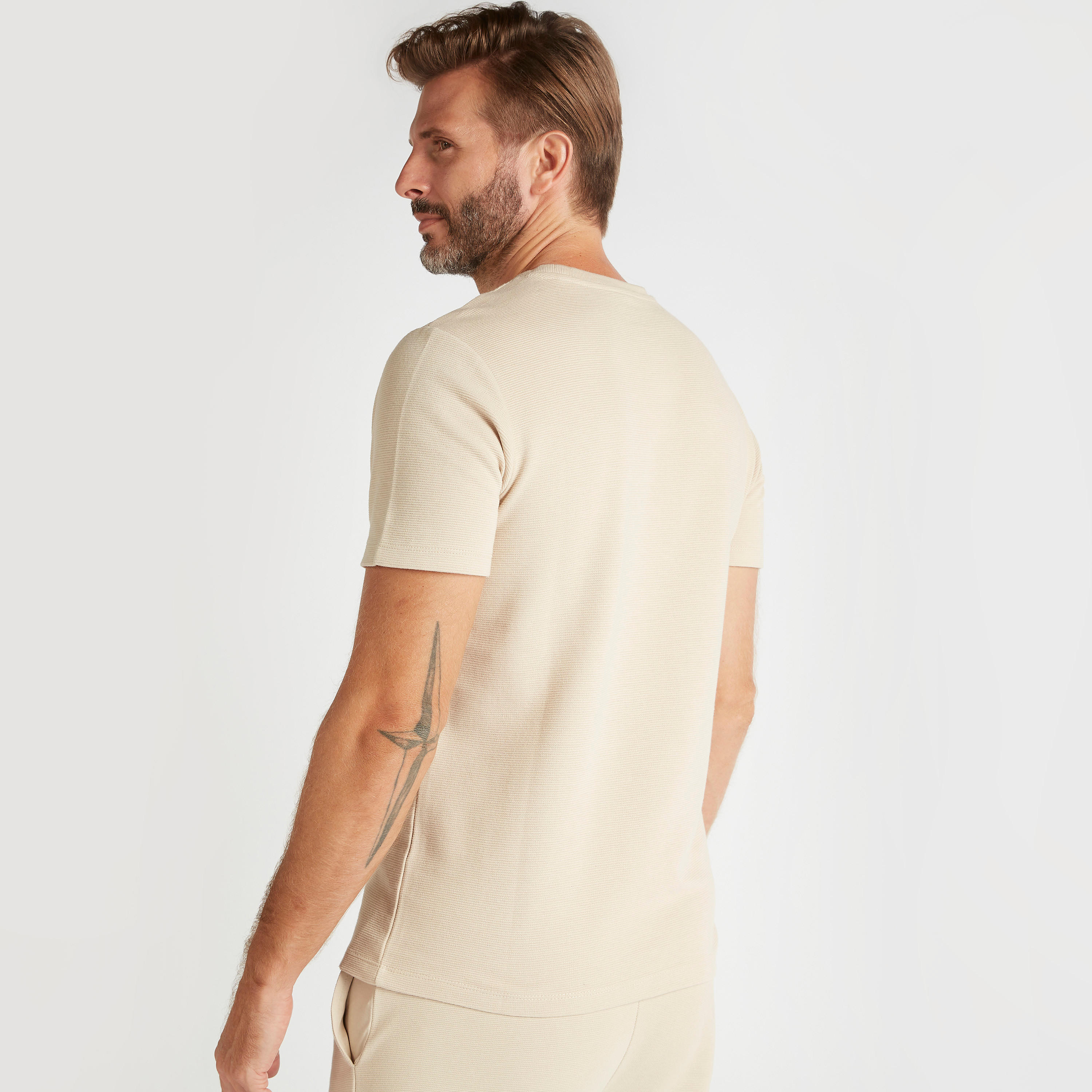 تيشيرت بارز الملمس بياقة ضيّقة وأكمام قصيرة-men-clothing-tshirtsandpolos-tshirts-image-3
