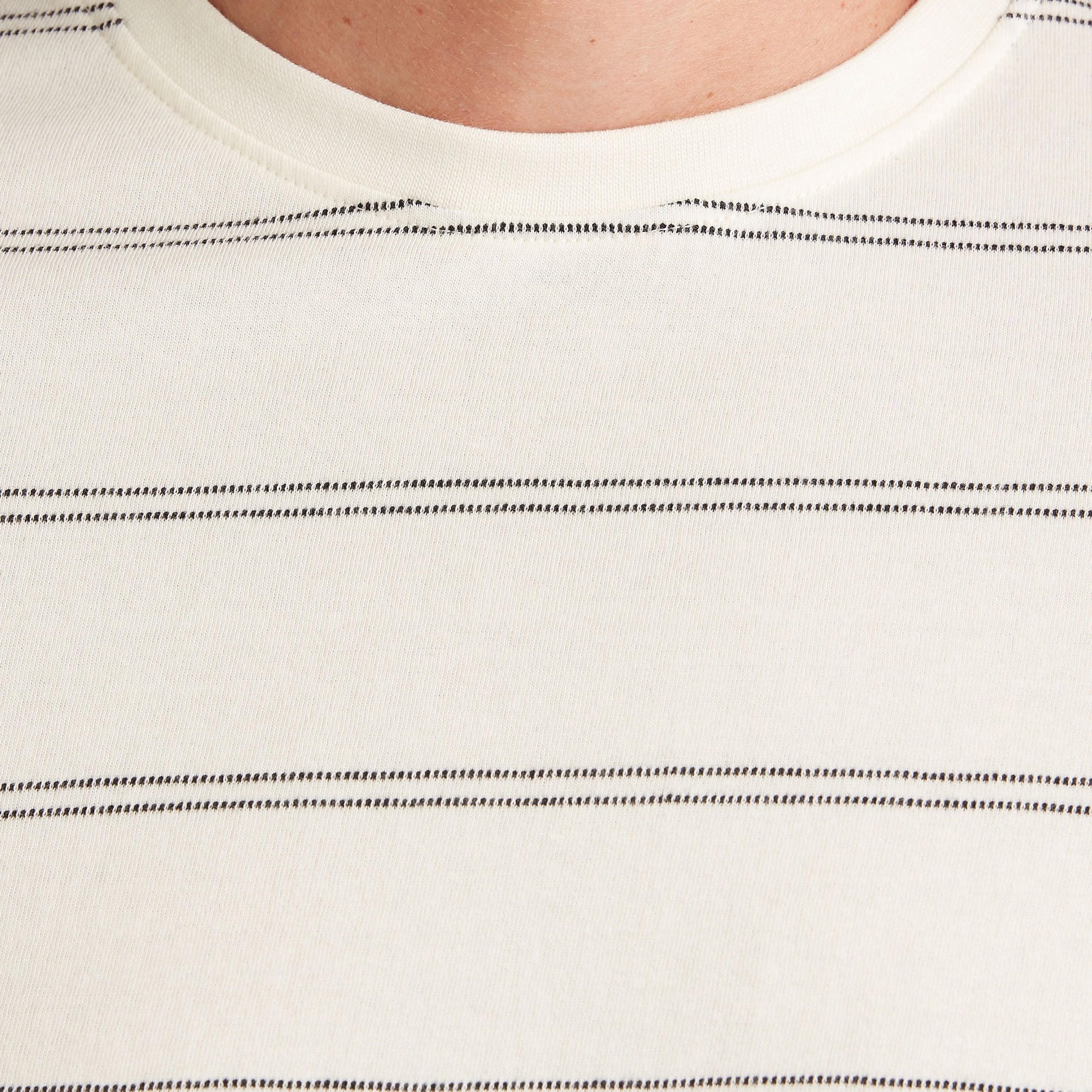 تيشيرت مخطّط بياقة ضيّقة وأكمام قصيرة-men-clothing-tshirtsandpolos-tshirts-image-2