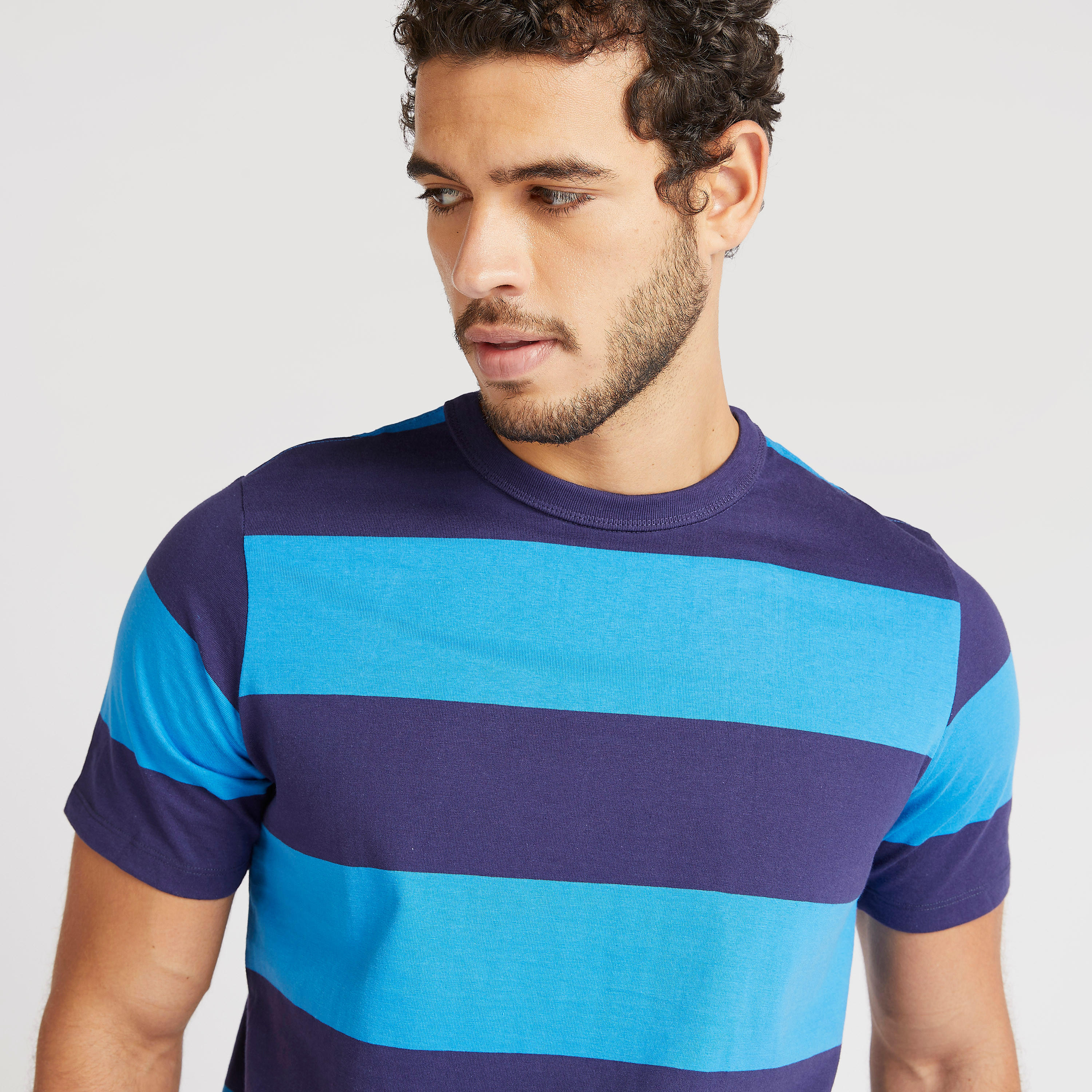 تيشيرت مخطّط بياقة ضيّقة وأكمام قصيرة-men-clothing-tshirtsandpolos-tshirts-image-3
