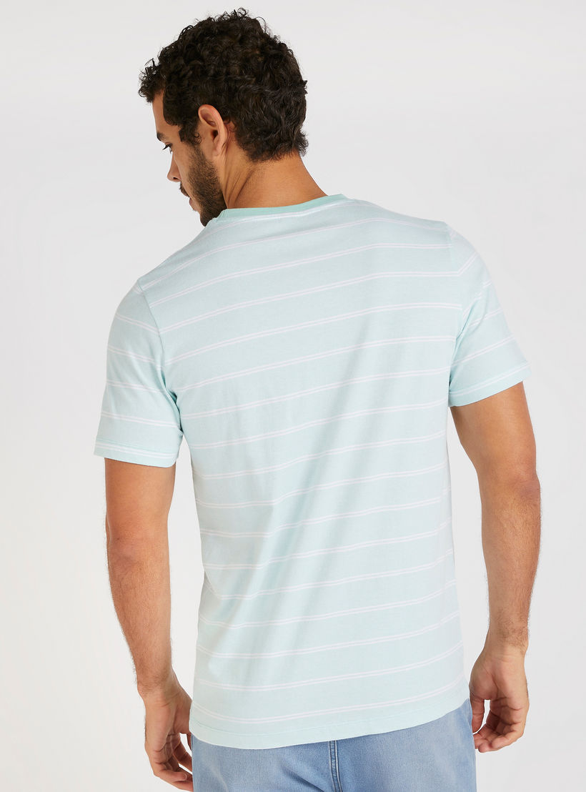 تيشيرت مخطّط بياقة ضيّقة وأكمام قصيرة-men-clothing-tshirtsandpolos-tshirts-image-1