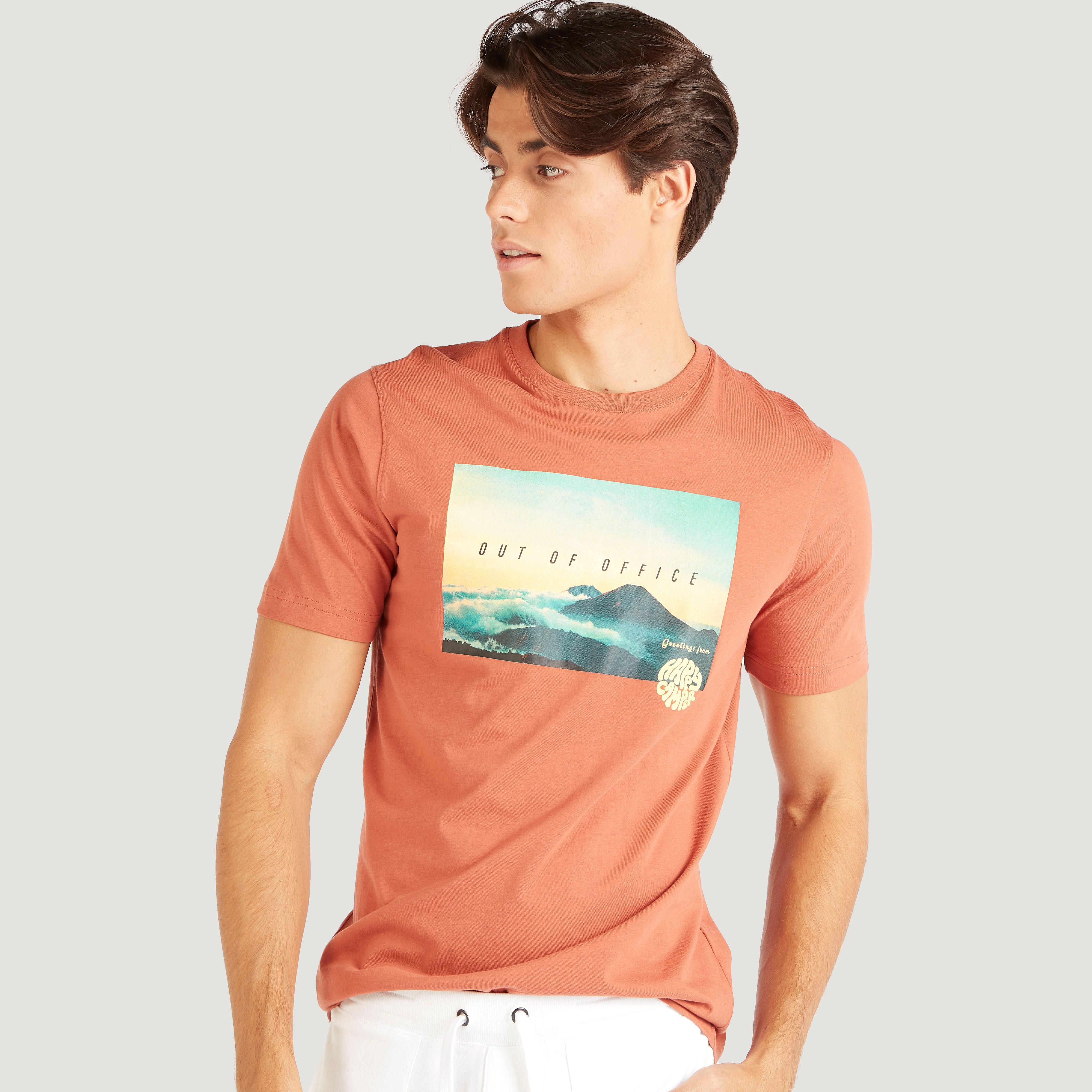 تيشيرت بياقة ضيّقة وأكمام قصيرة وطبعات-men-clothing-tshirtsandpolos-tshirts-image-1