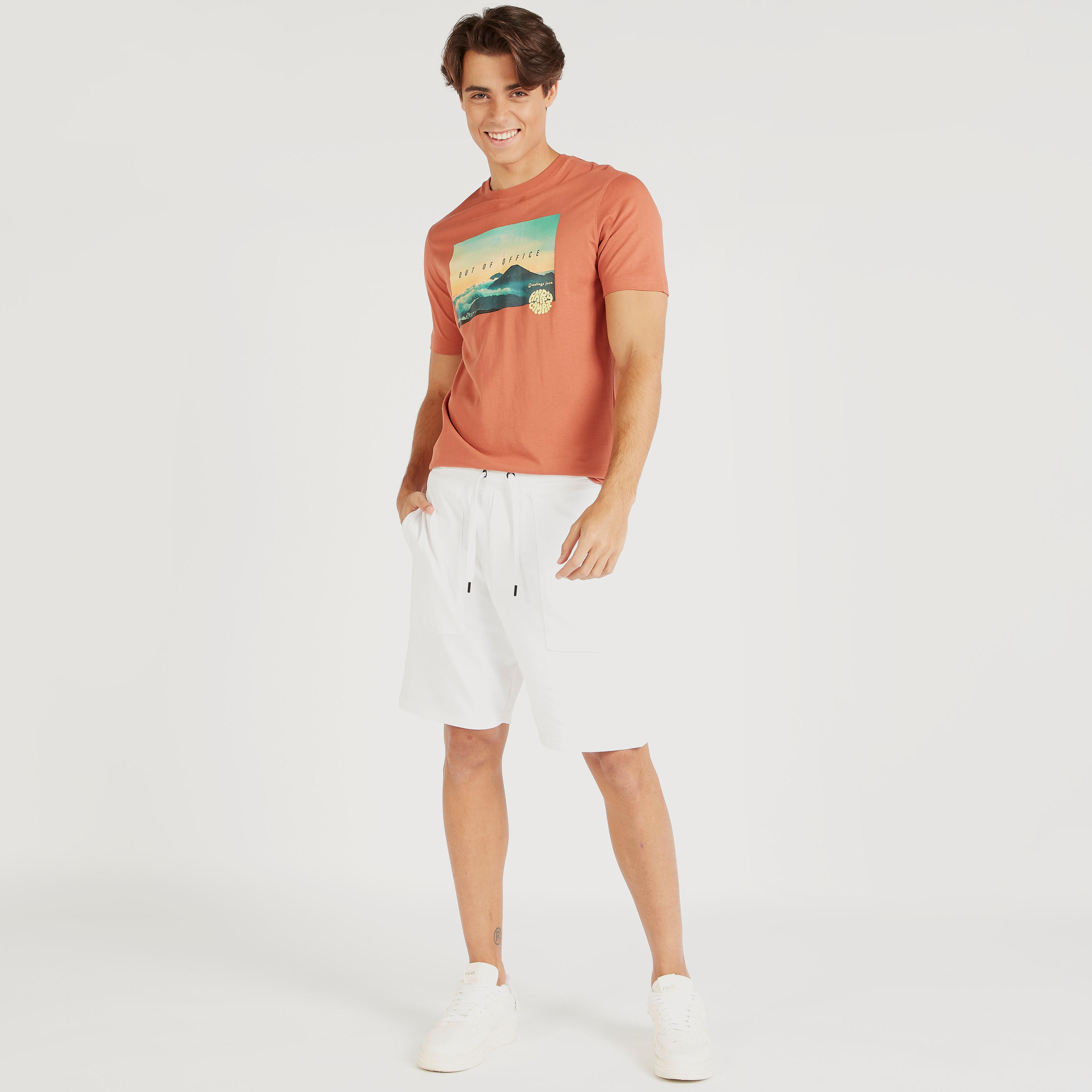 تيشيرت بياقة ضيّقة وأكمام قصيرة وطبعات-men-clothing-tshirtsandpolos-tshirts-image-2