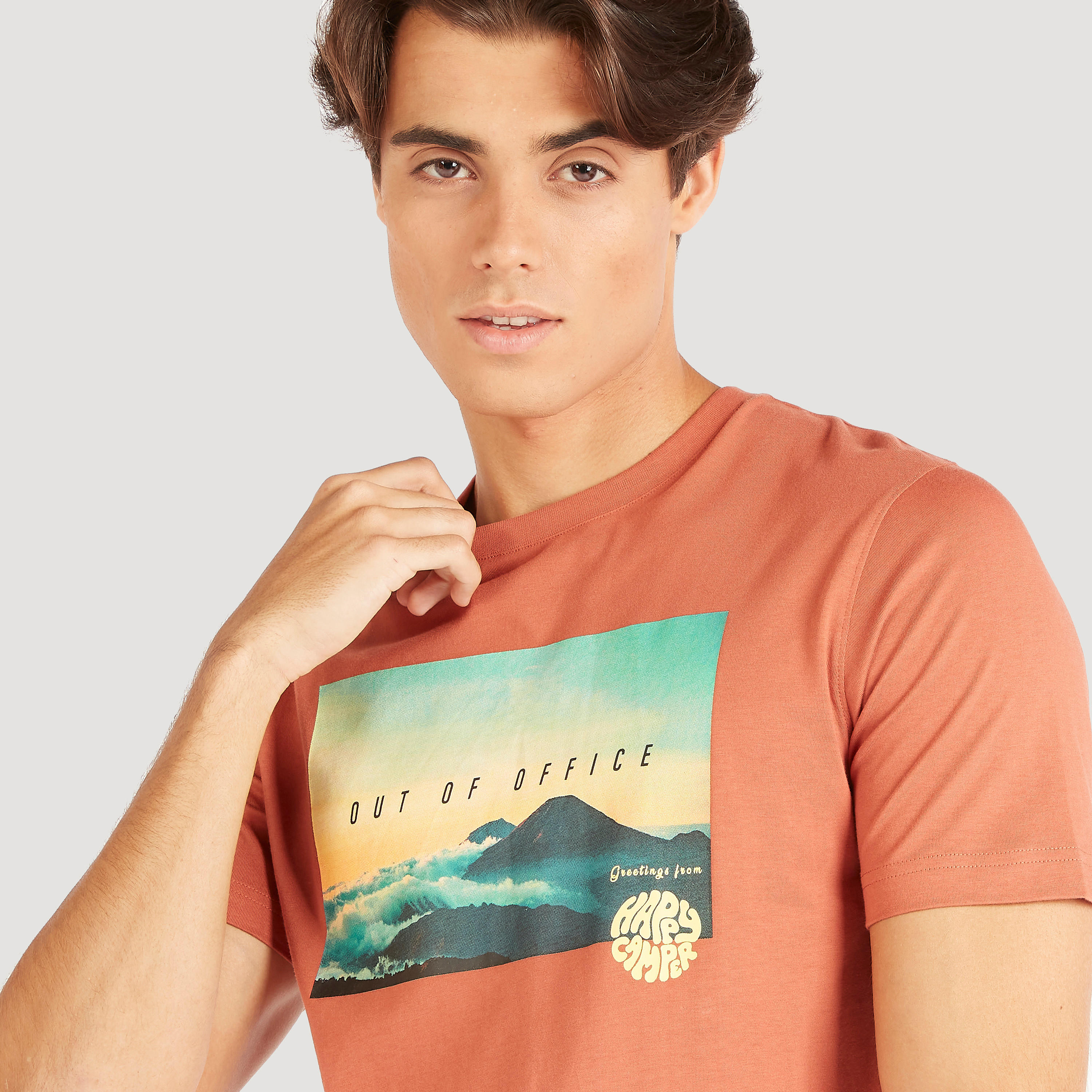 تيشيرت بياقة ضيّقة وأكمام قصيرة وطبعات-men-clothing-tshirtsandpolos-tshirts-image-3