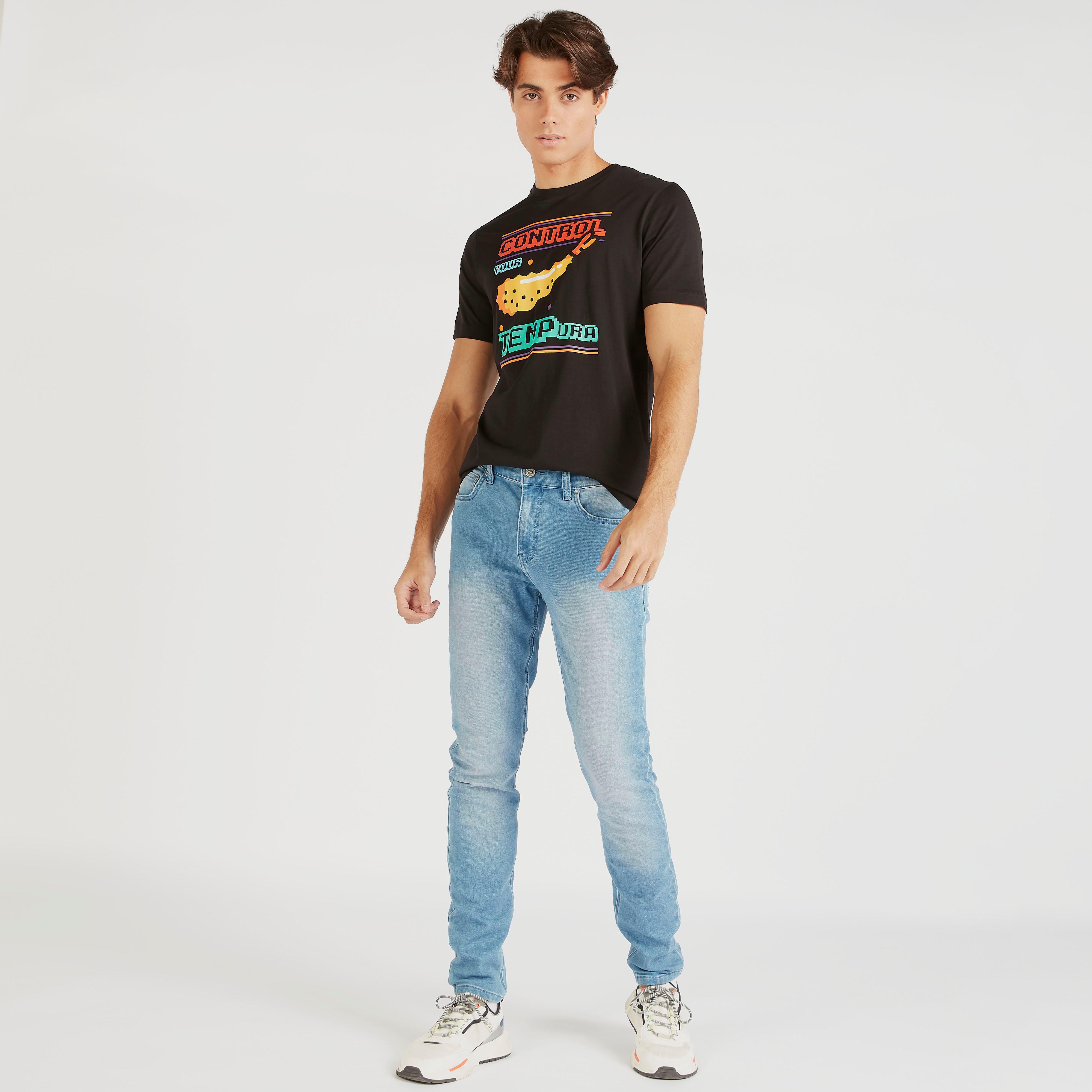 تيشيرت بياقة ضيّقة وأكمام قصيرة وطبعات-men-clothing-tshirtsandpolos-tshirts-image-2
