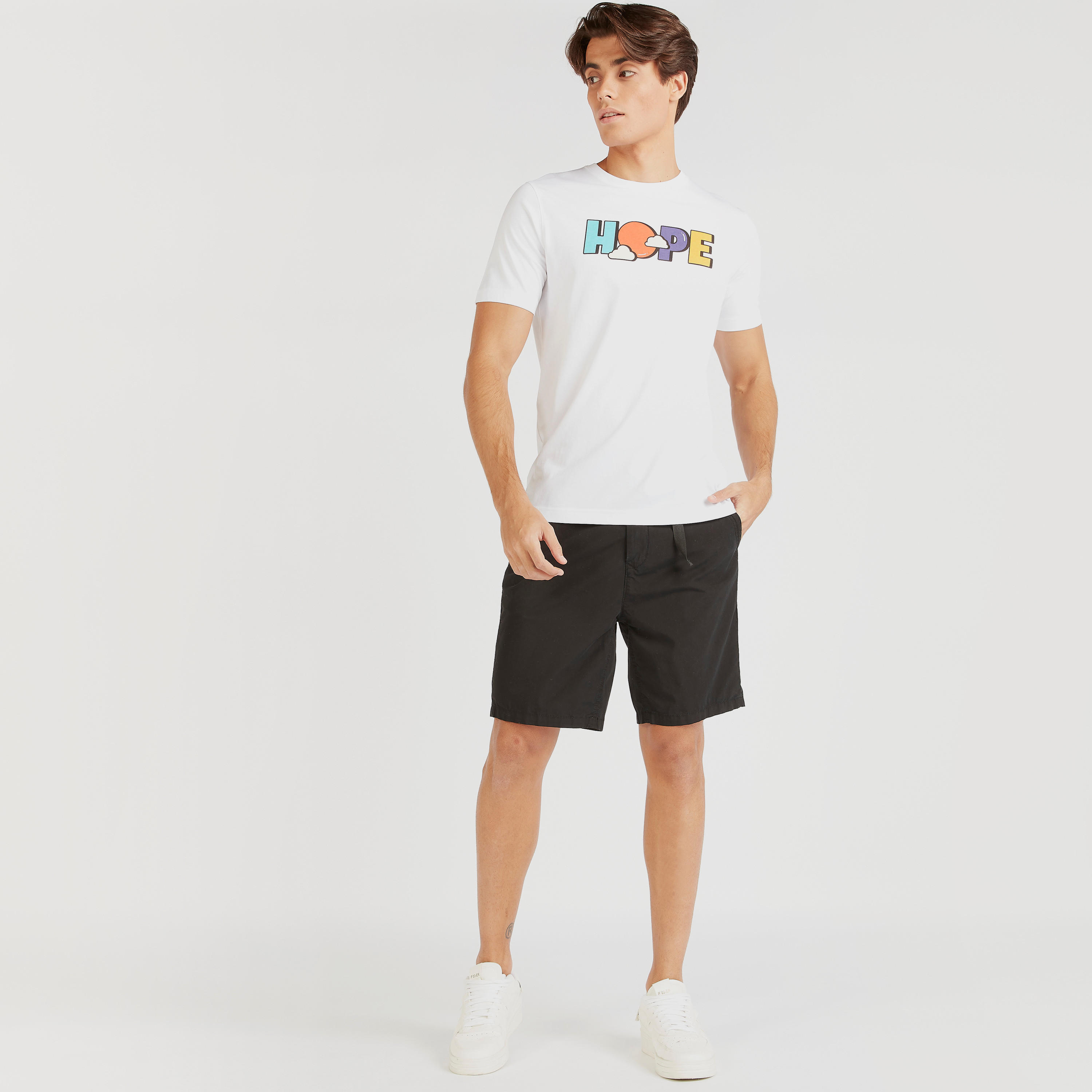 تيشيرت بياقة ضيّقة وأكمام قصيرة وطبعات-men-clothing-tshirtsandpolos-tshirts-image-2