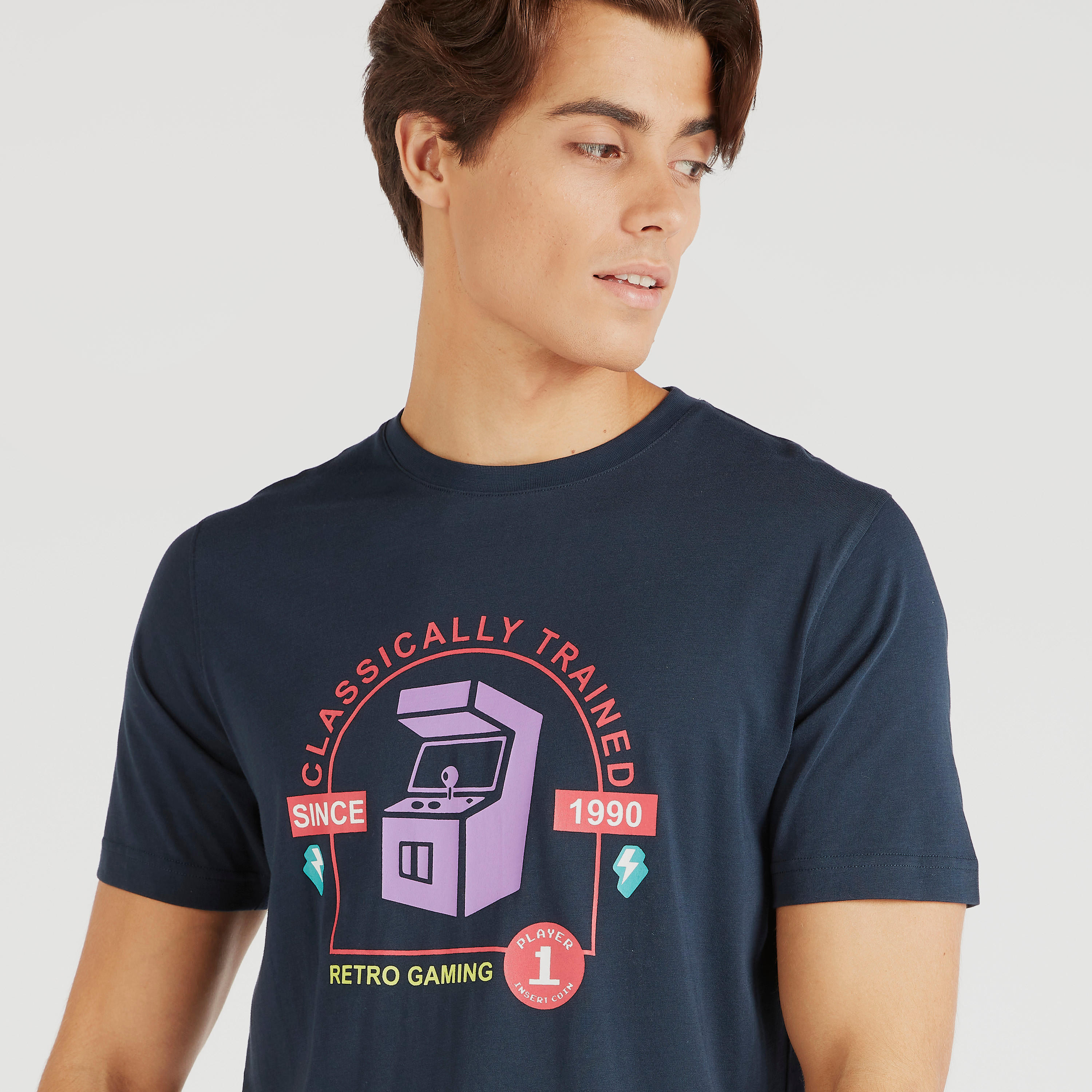 تيشيرت بياقة ضيّقة وأكمام قصيرة وطبعات-men-clothing-tshirtsandpolos-tshirts-image-2