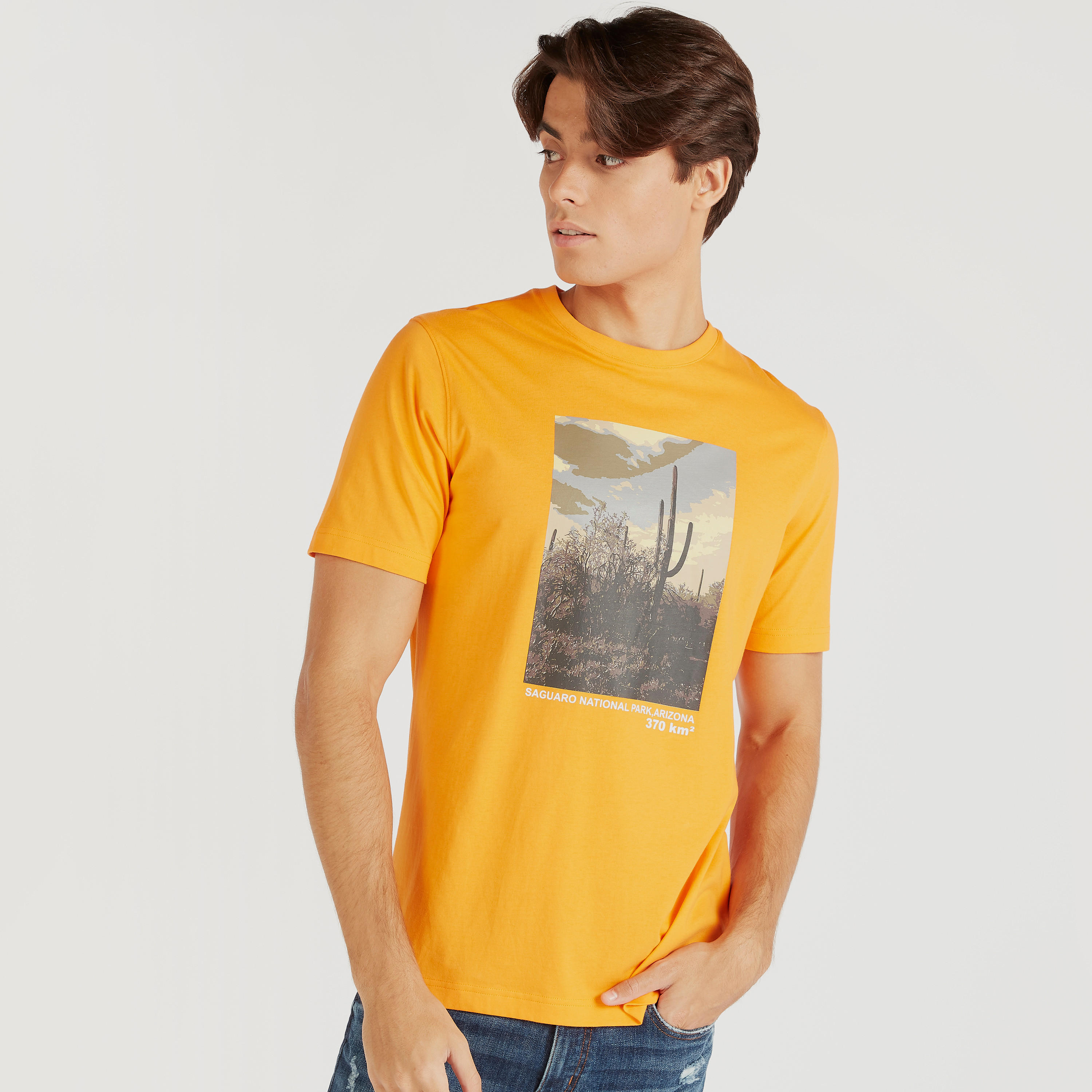 تيشيرت بياقة ضيّقة وأكمام قصيرة وطبعات-men-clothing-tshirtsandpolos-tshirts-image-1