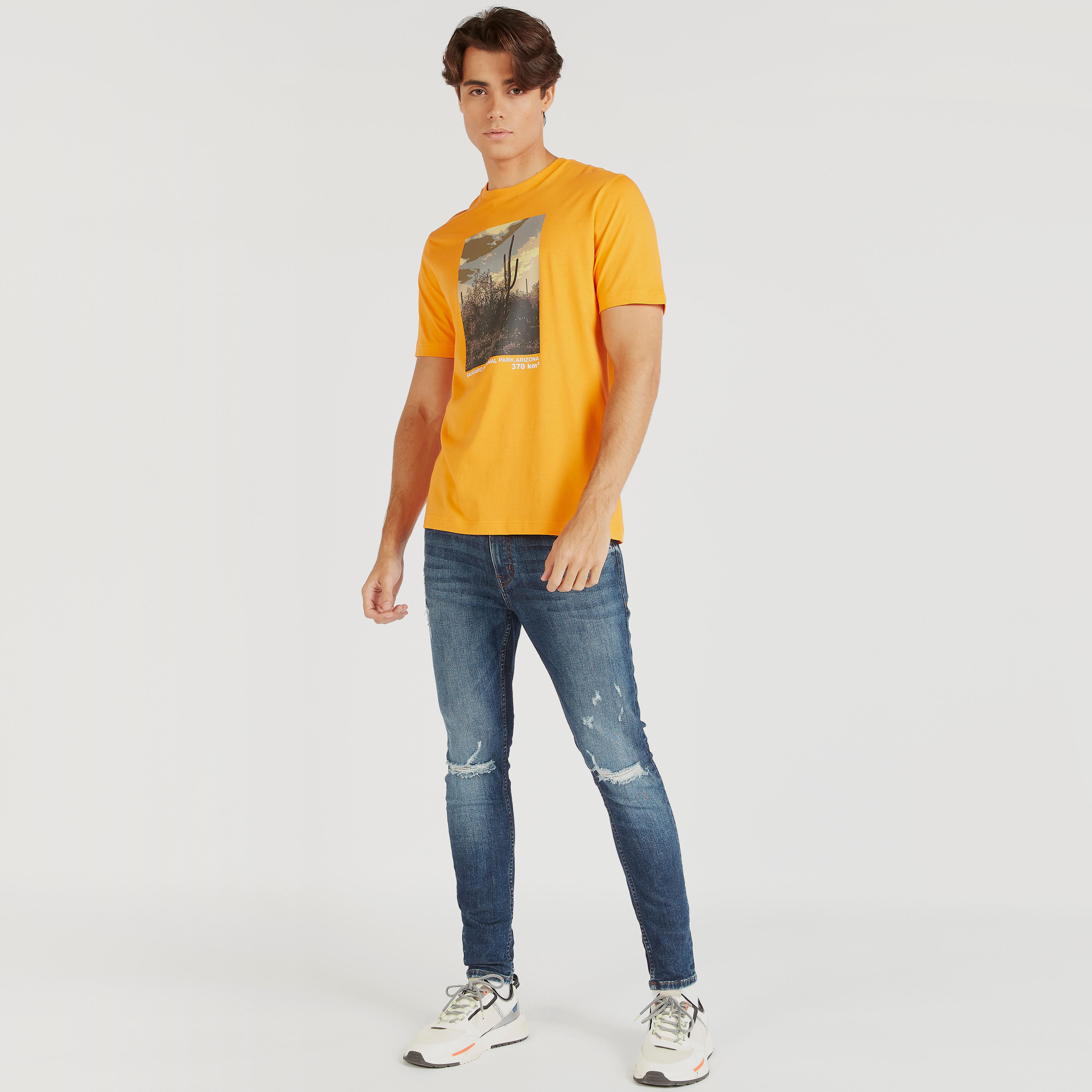 تيشيرت بياقة ضيّقة وأكمام قصيرة وطبعات-men-clothing-tshirtsandpolos-tshirts-image-2