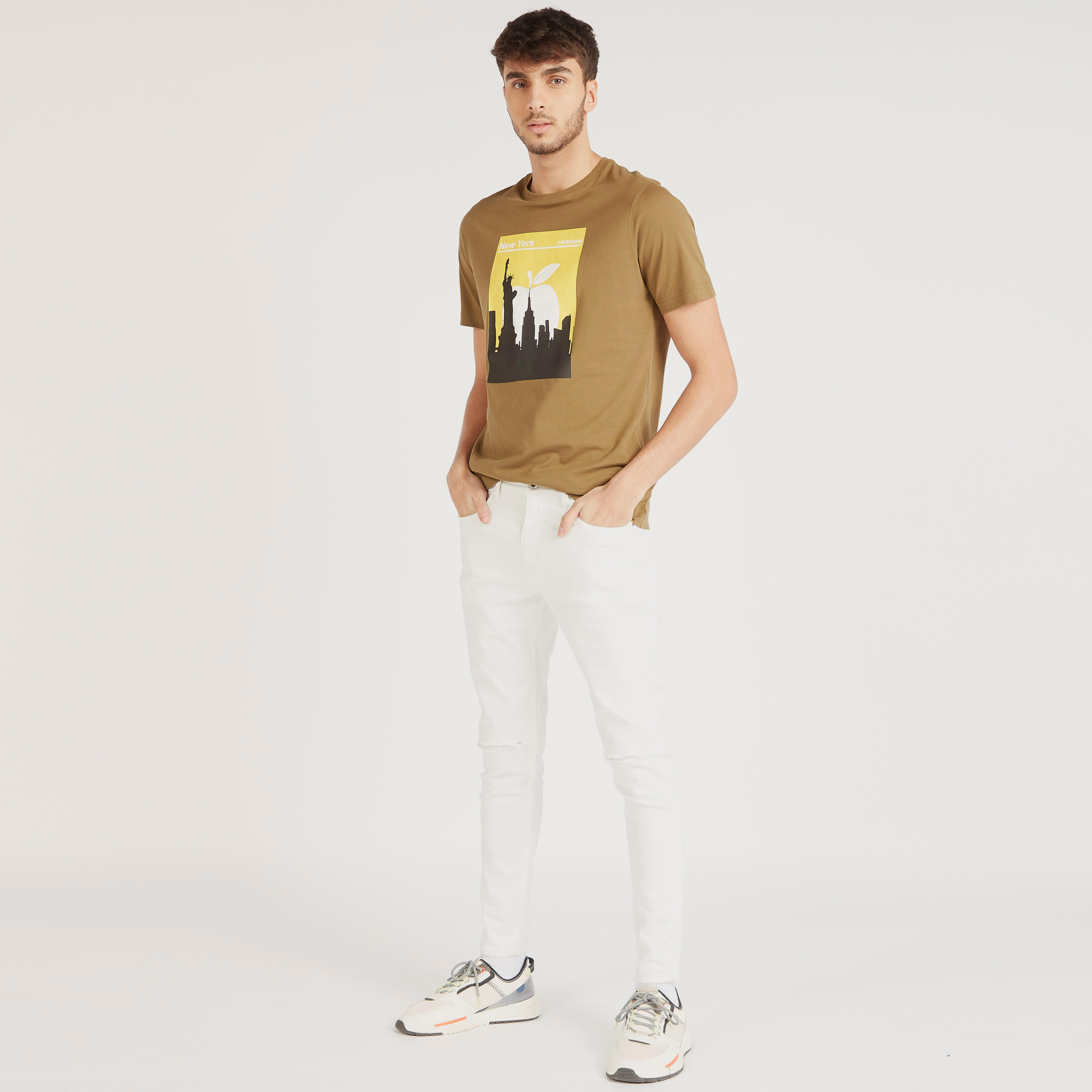 تيشيرت بياقة ضيّقة وأكمام قصيرة وطبعات-men-clothing-tshirtsandpolos-tshirts-image-2