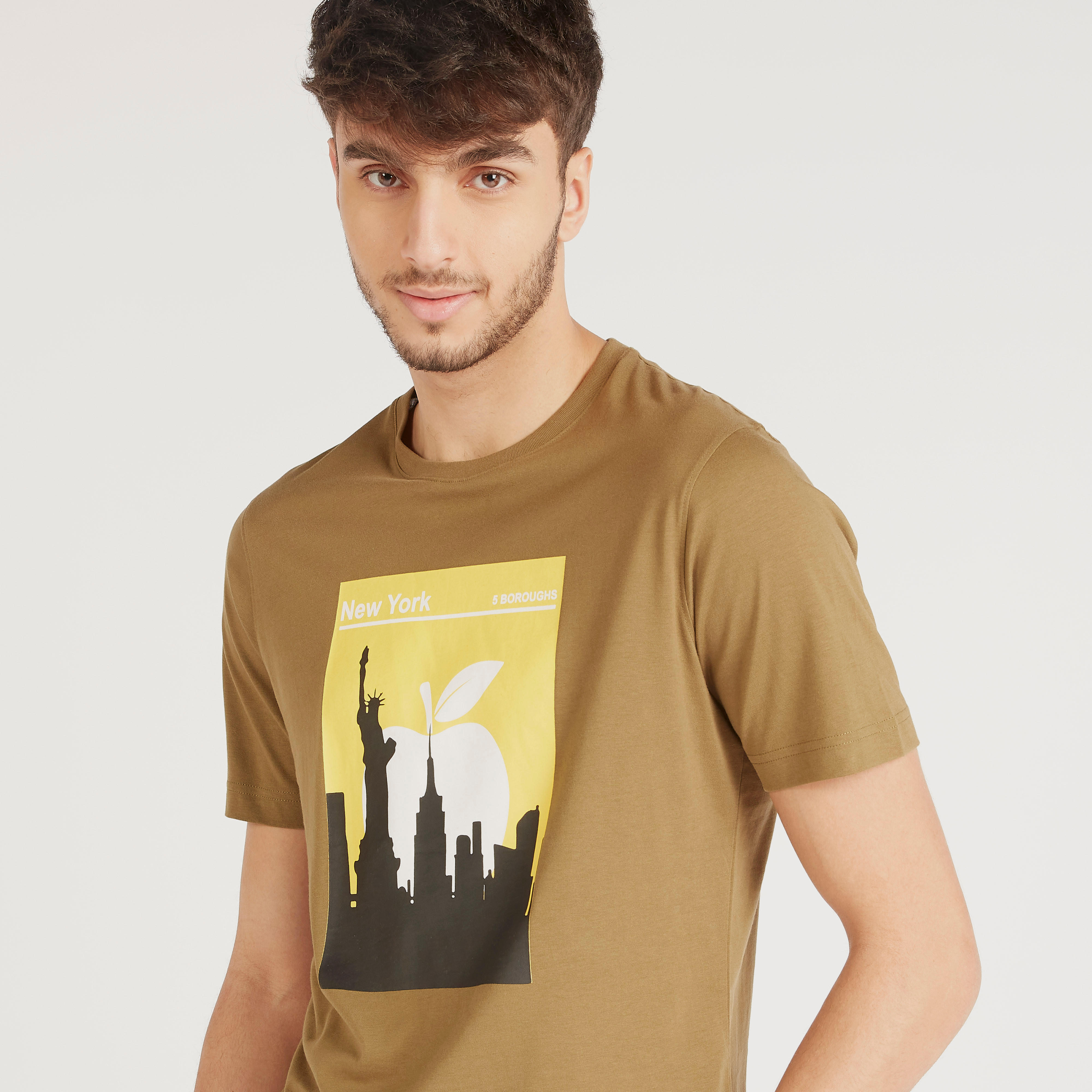 تيشيرت بياقة ضيّقة وأكمام قصيرة وطبعات-men-clothing-tshirtsandpolos-tshirts-image-3