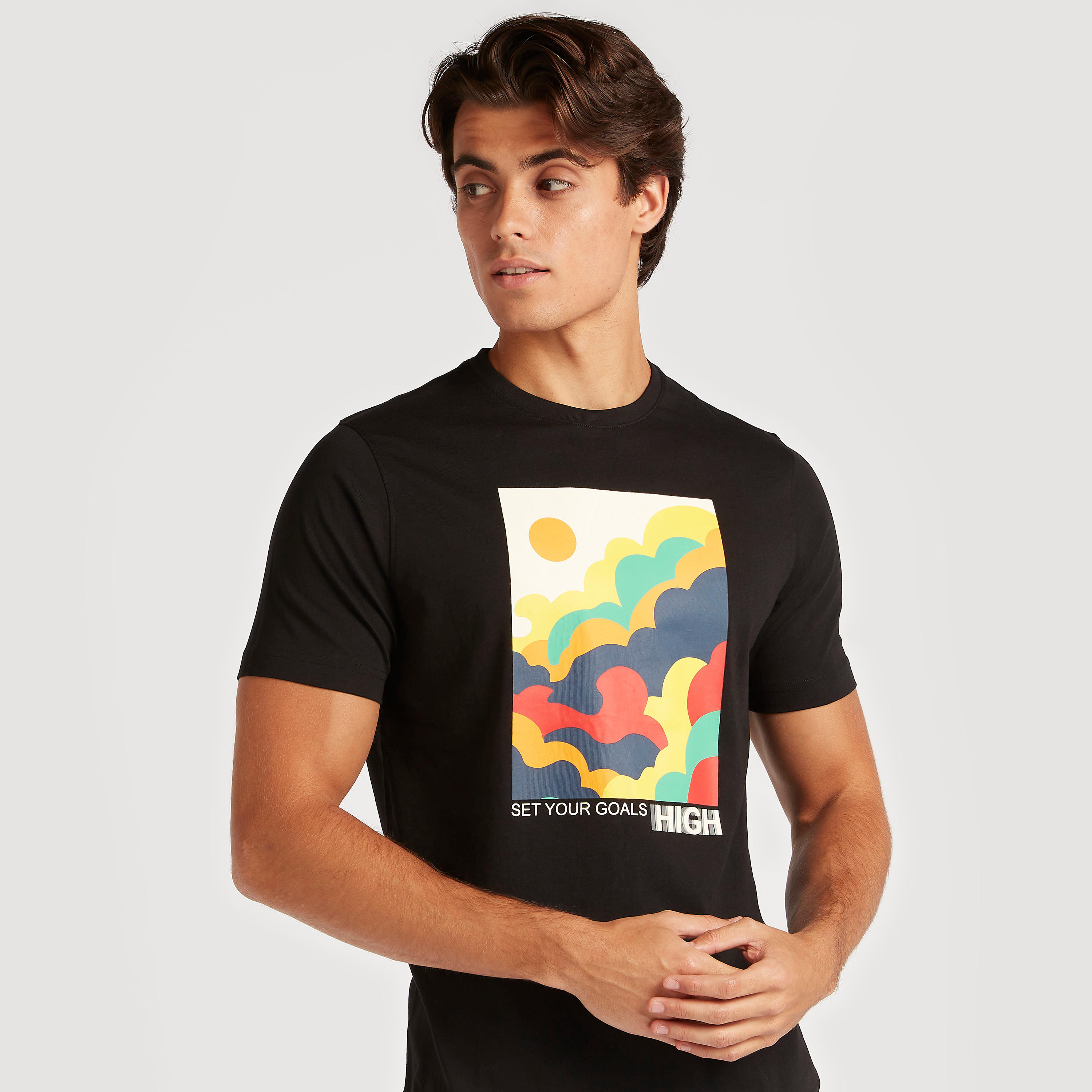 تيشيرت بياقة ضيّقة وأكمام قصيرة وطبعات جرافيك-men-clothing-tshirtsandpolos-tshirts-image-4