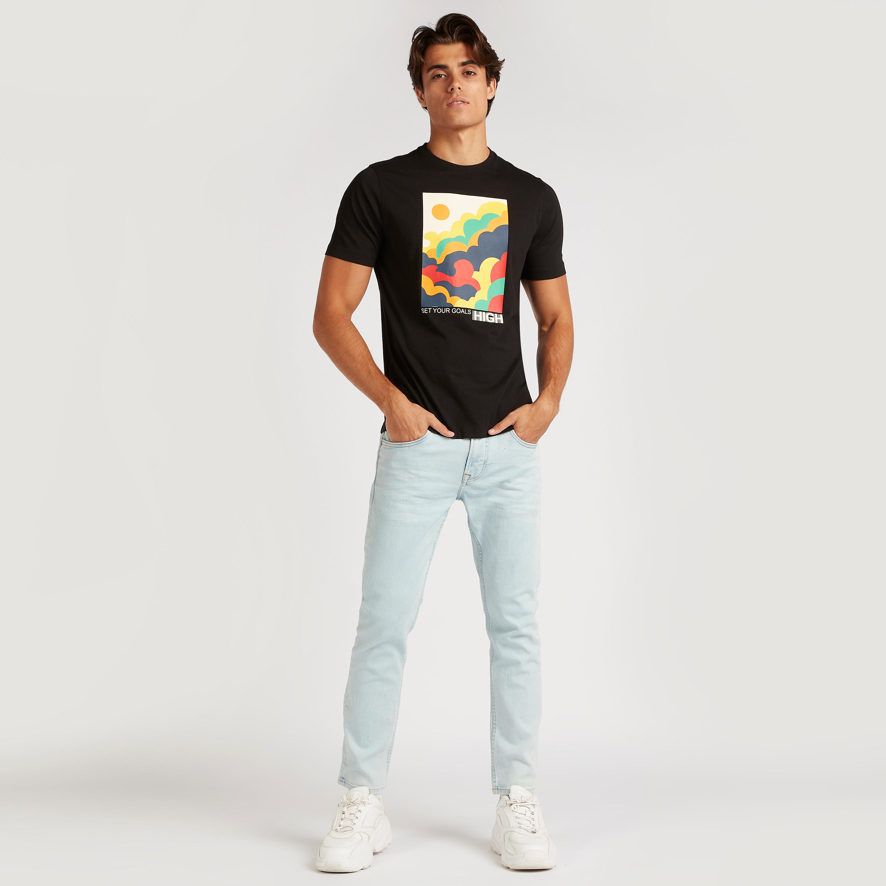 تيشيرت بياقة ضيّقة وأكمام قصيرة وطبعات جرافيك-men-clothing-tshirtsandpolos-tshirts-image-3