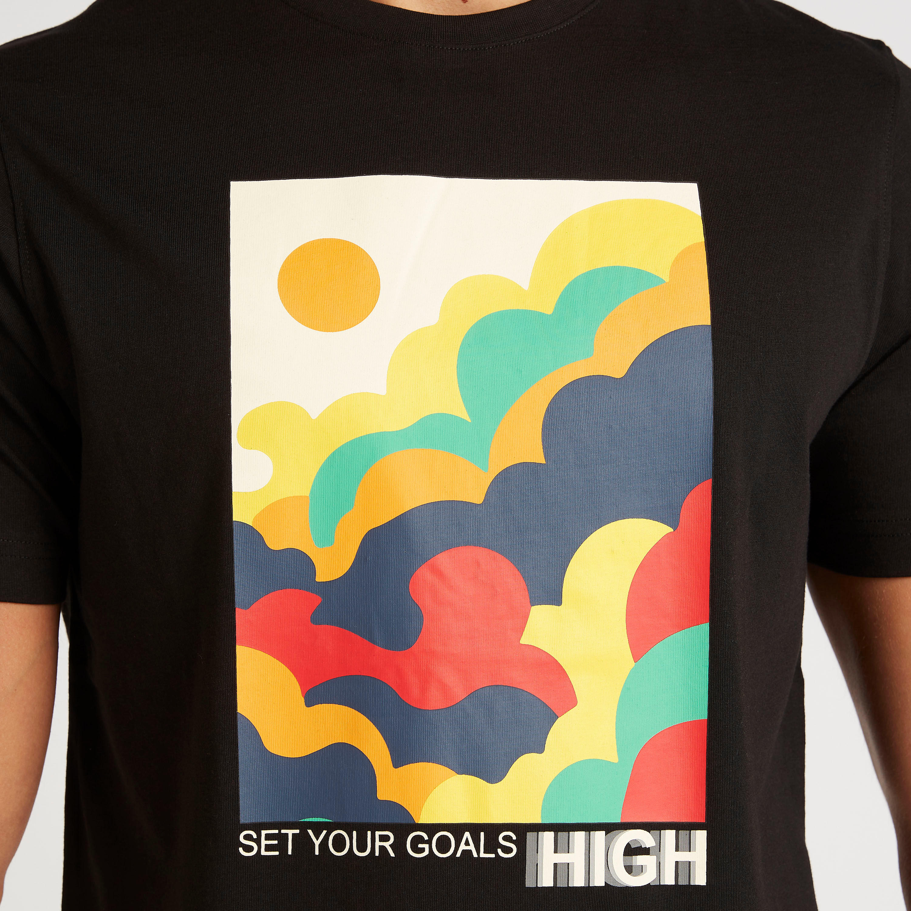 تيشيرت بياقة ضيّقة وأكمام قصيرة وطبعات جرافيك-men-clothing-tshirtsandpolos-tshirts-image-2