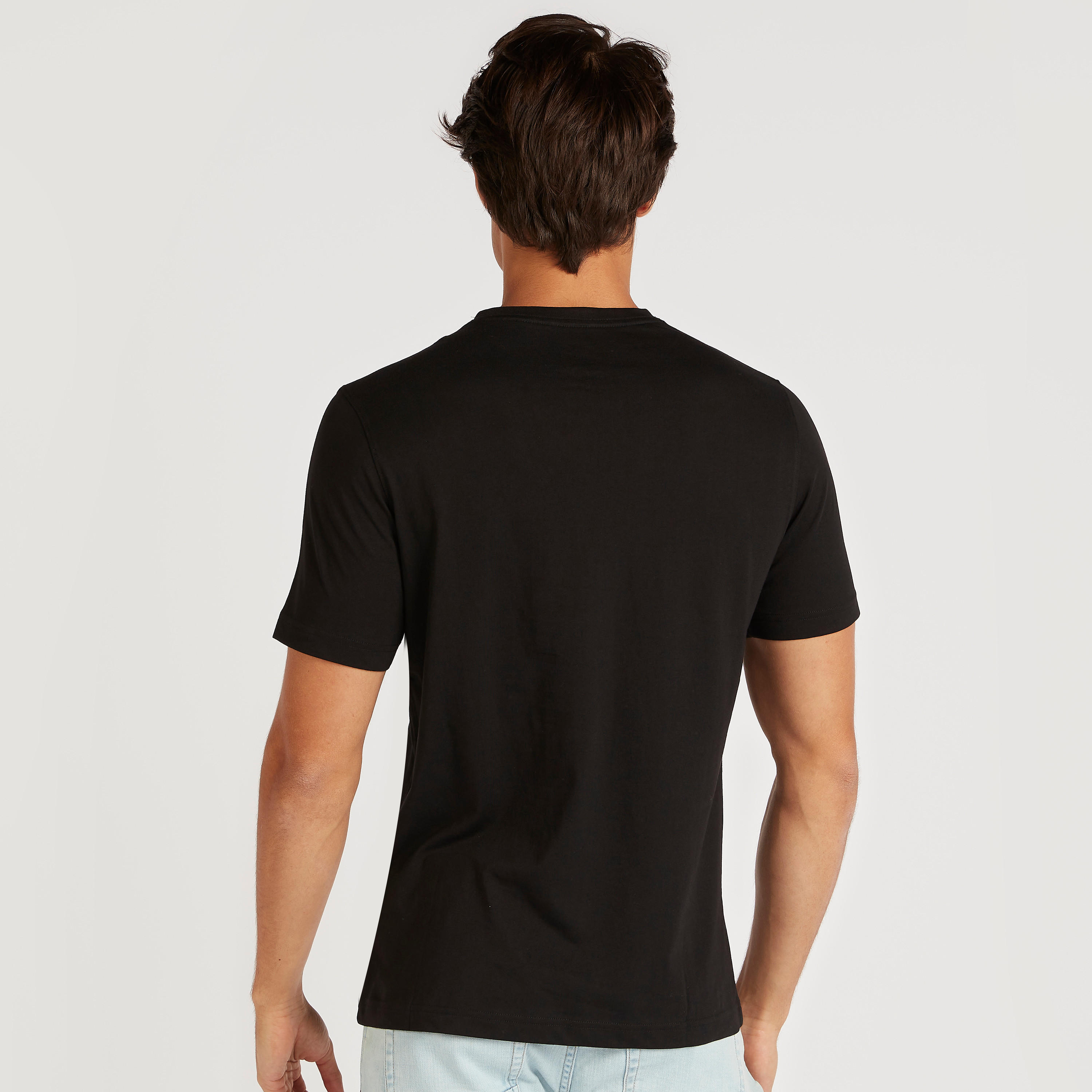 تيشيرت بياقة ضيّقة وأكمام قصيرة وطبعات جرافيك-men-clothing-tshirtsandpolos-tshirts-image-1