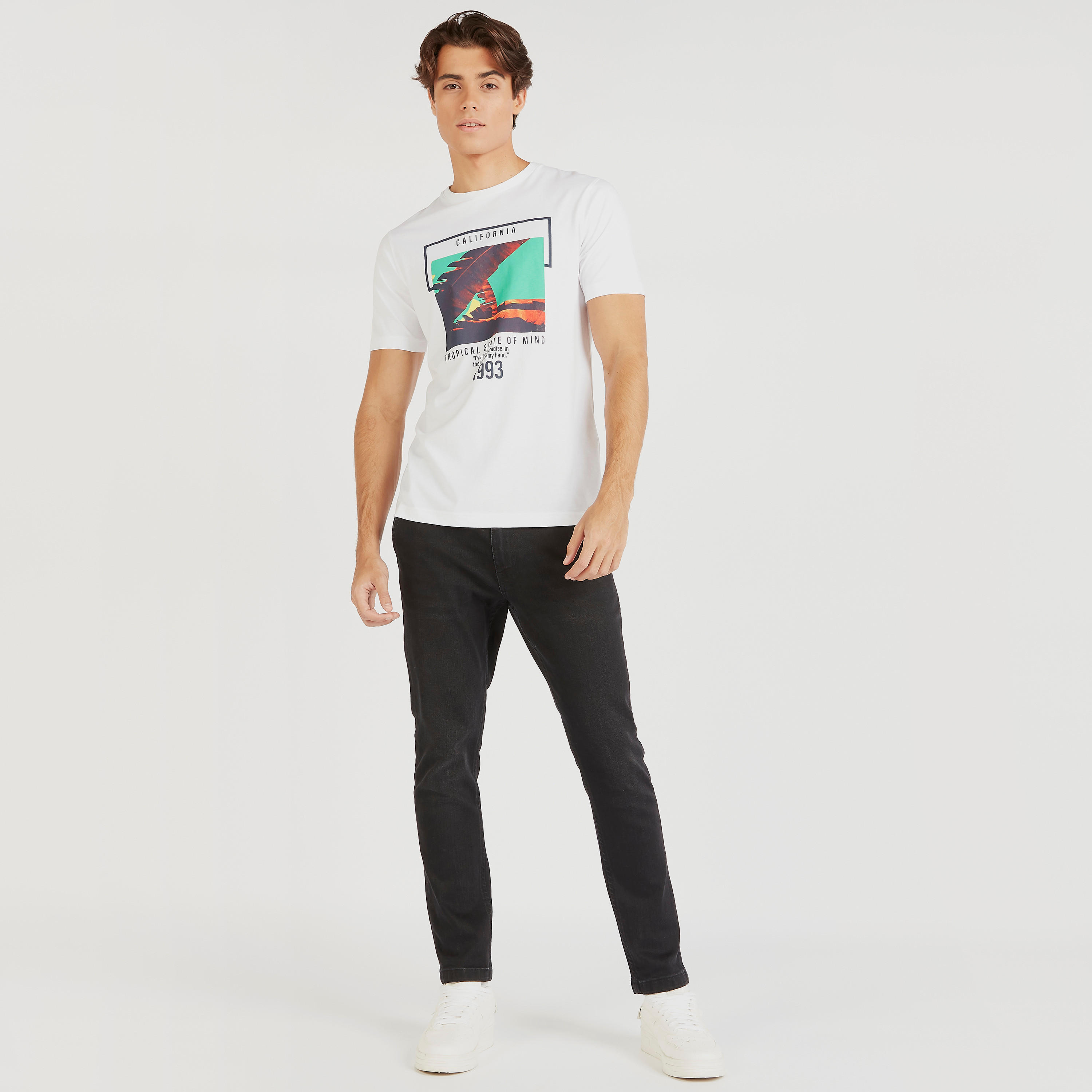 تيشيرت بياقة ضيّقة وأكمام قصيرة وطبعات-men-clothing-tshirtsandpolos-tshirts-image-3