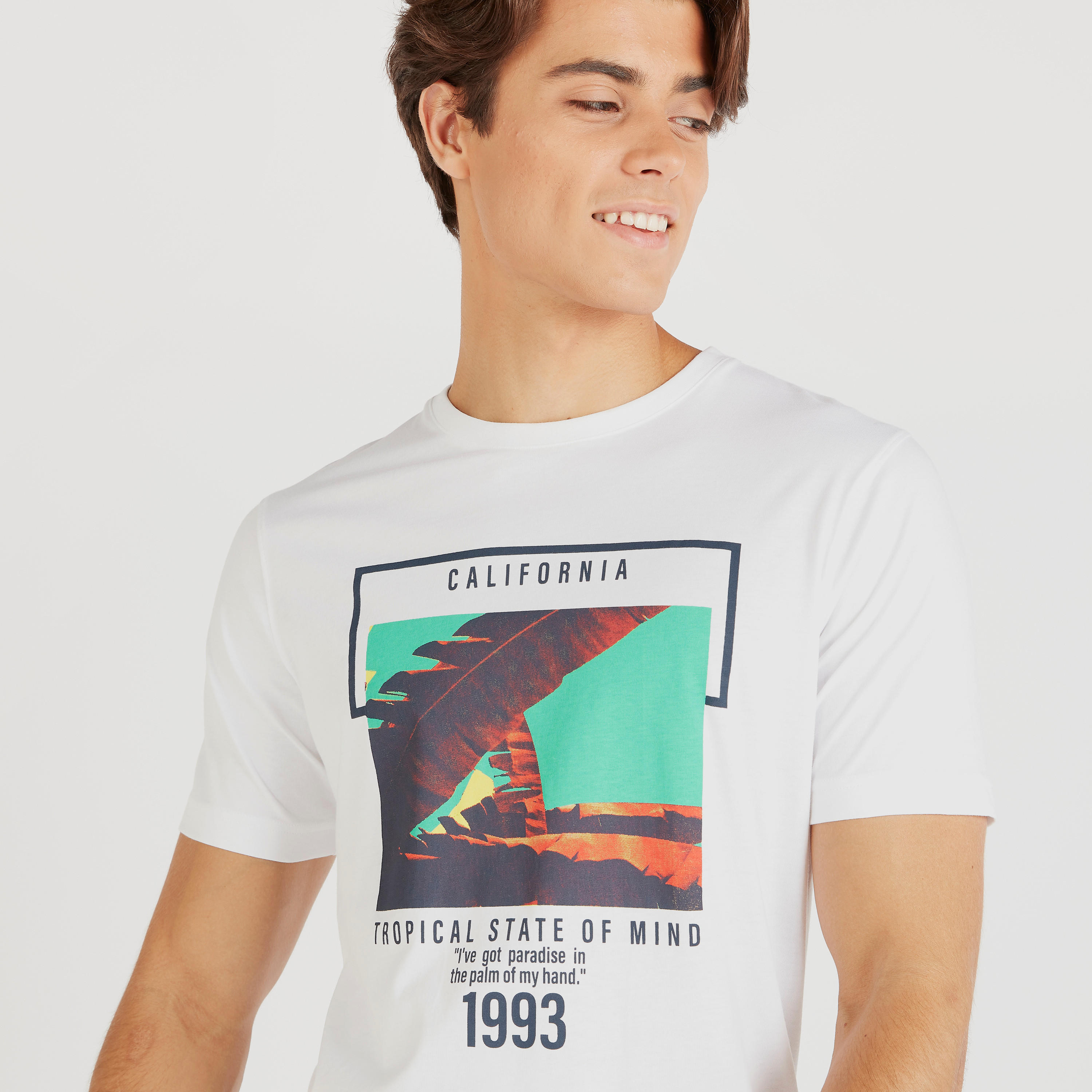 تيشيرت بياقة ضيّقة وأكمام قصيرة وطبعات-men-clothing-tshirtsandpolos-tshirts-image-2