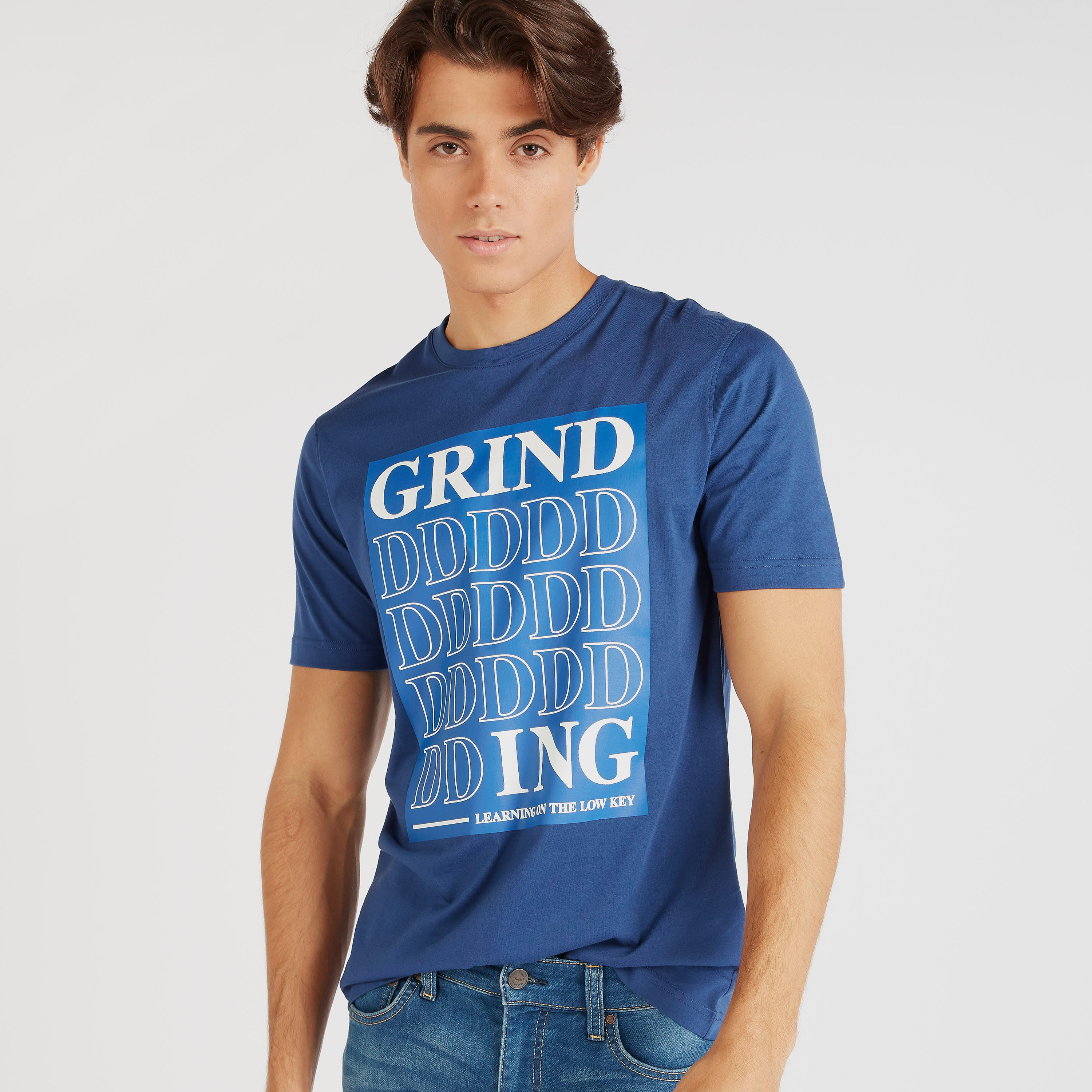 تيشيرت بياقة ضيّقة وأكمام قصيرة وطبعات-men-clothing-tshirtsandpolos-tshirts-image-4