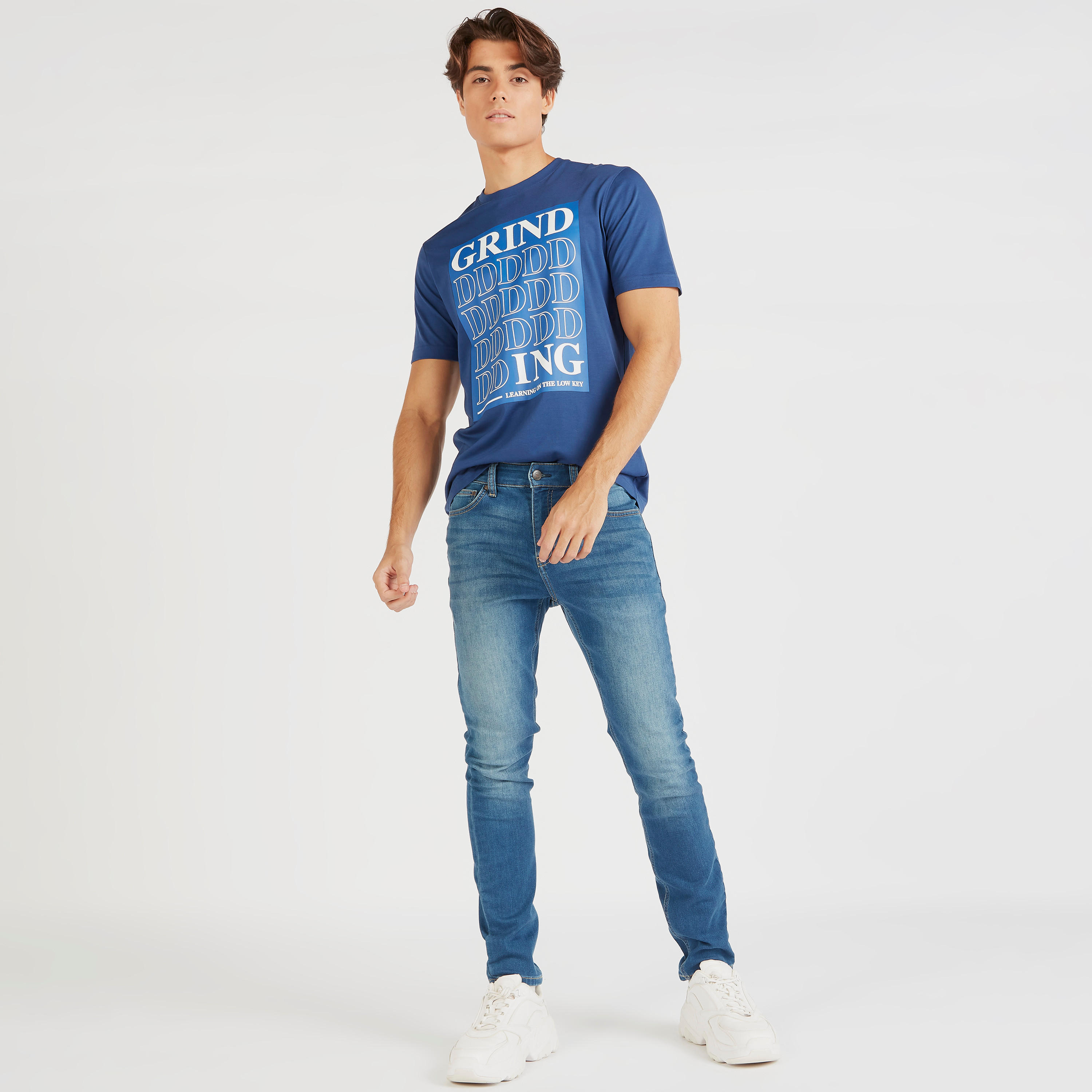 تيشيرت بياقة ضيّقة وأكمام قصيرة وطبعات-men-clothing-tshirtsandpolos-tshirts-image-3
