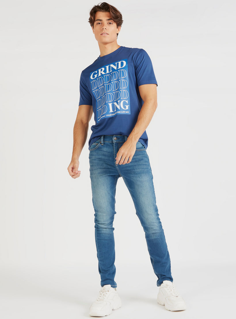 تيشيرت بياقة ضيّقة وأكمام قصيرة وطبعات-men-clothing-tshirtsandpolos-tshirts-image-3