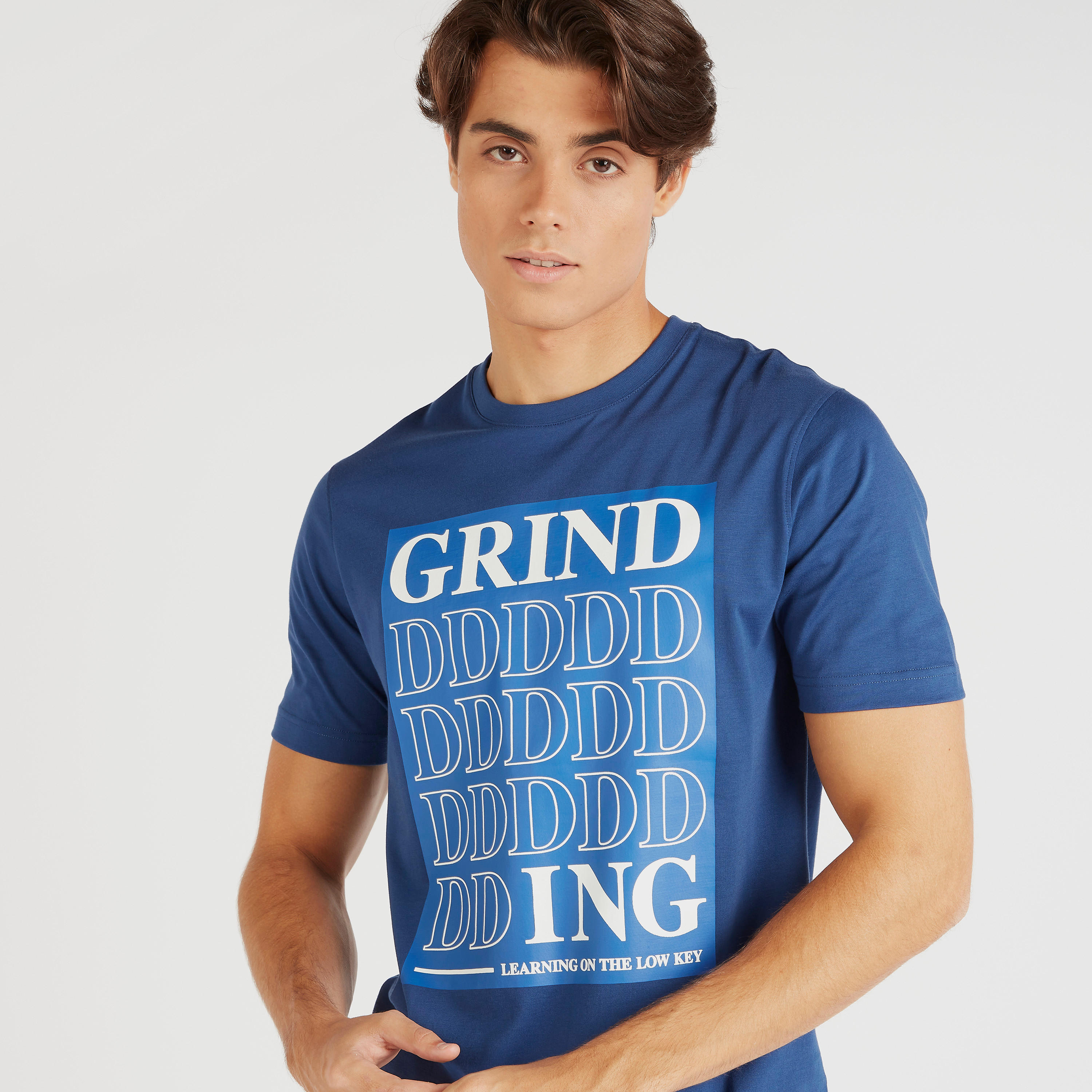 تيشيرت بياقة ضيّقة وأكمام قصيرة وطبعات-men-clothing-tshirtsandpolos-tshirts-image-2