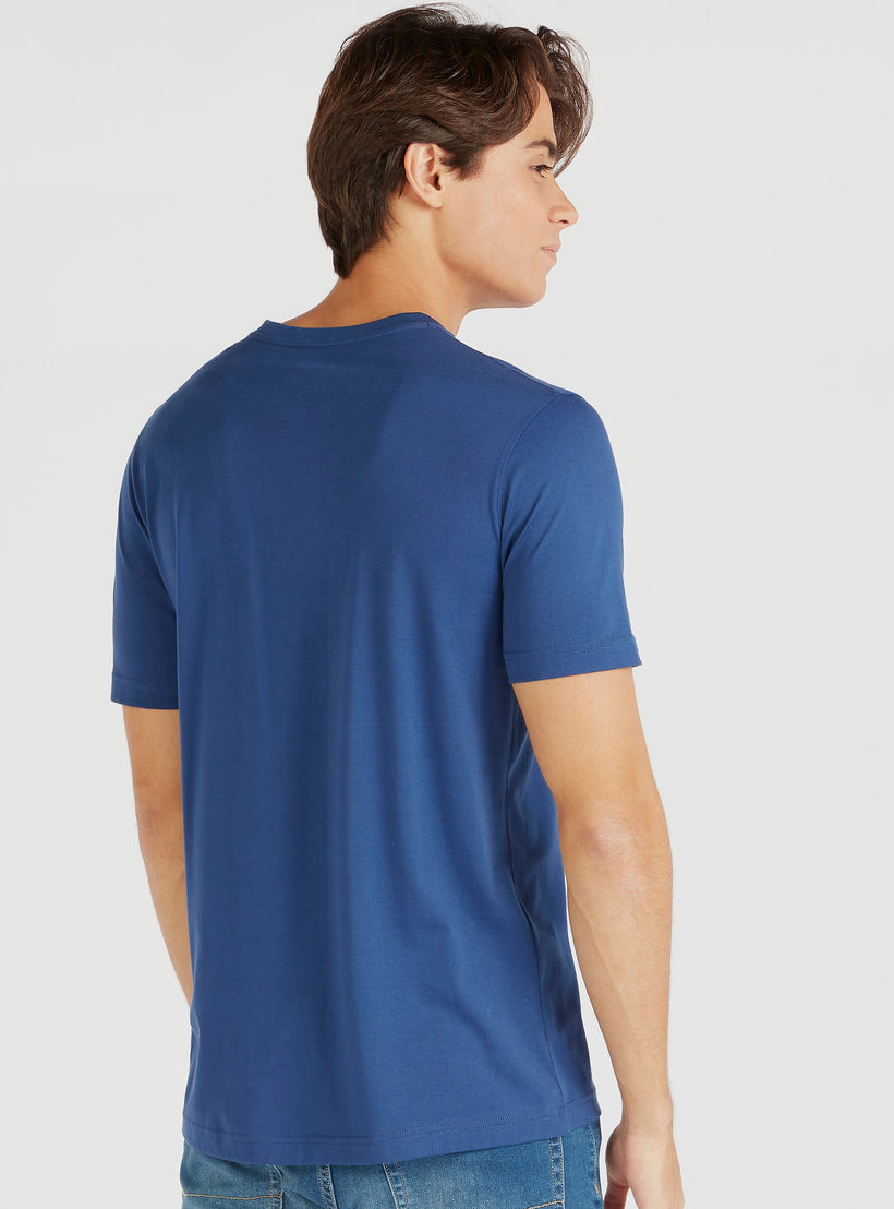 تيشيرت بياقة ضيّقة وأكمام قصيرة وطبعات-men-clothing-tshirtsandpolos-tshirts-image-1