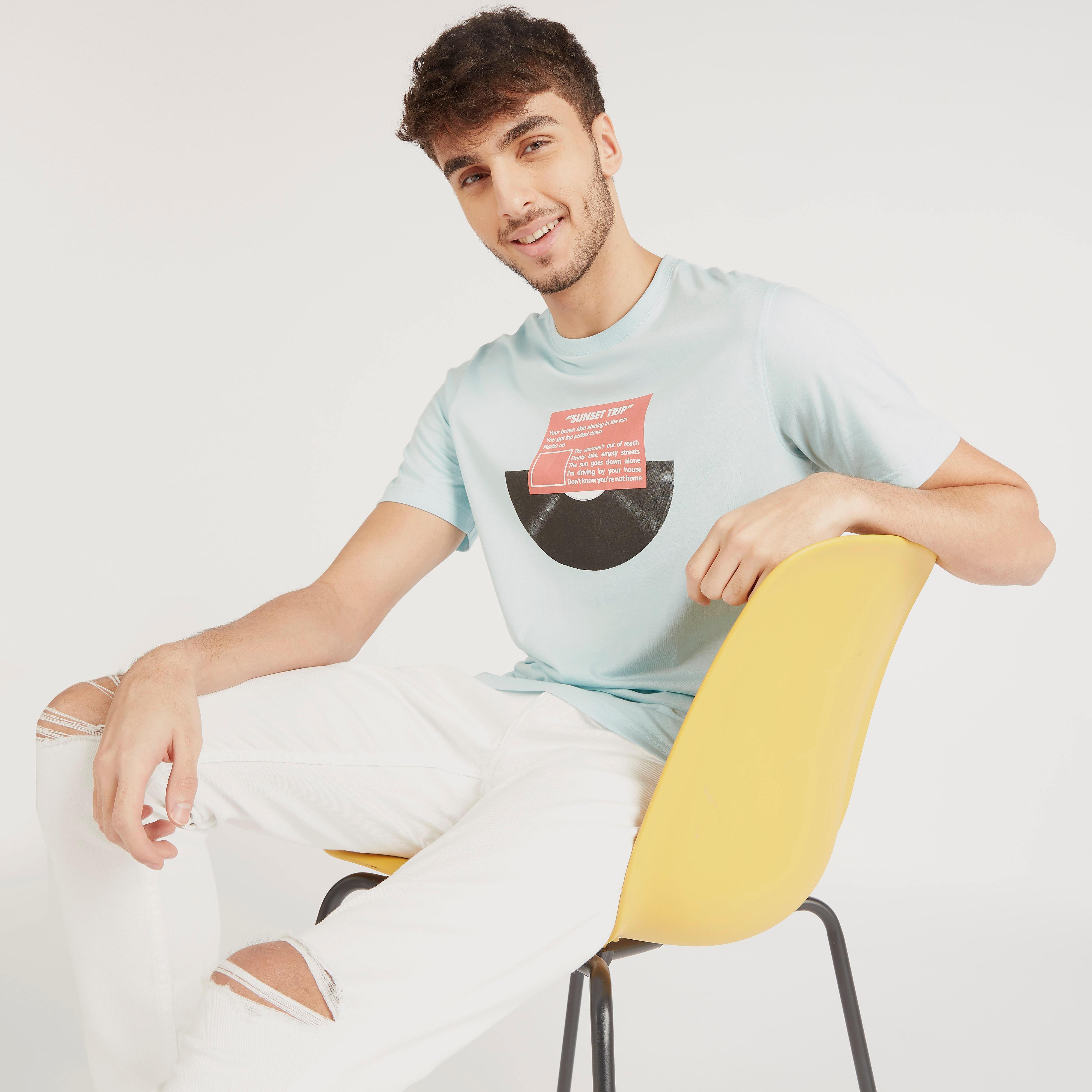 تيشيرت بياقة ضيّقة وأكمام قصيرة وطبعات-men-clothing-tshirtsandpolos-tshirts-image-1