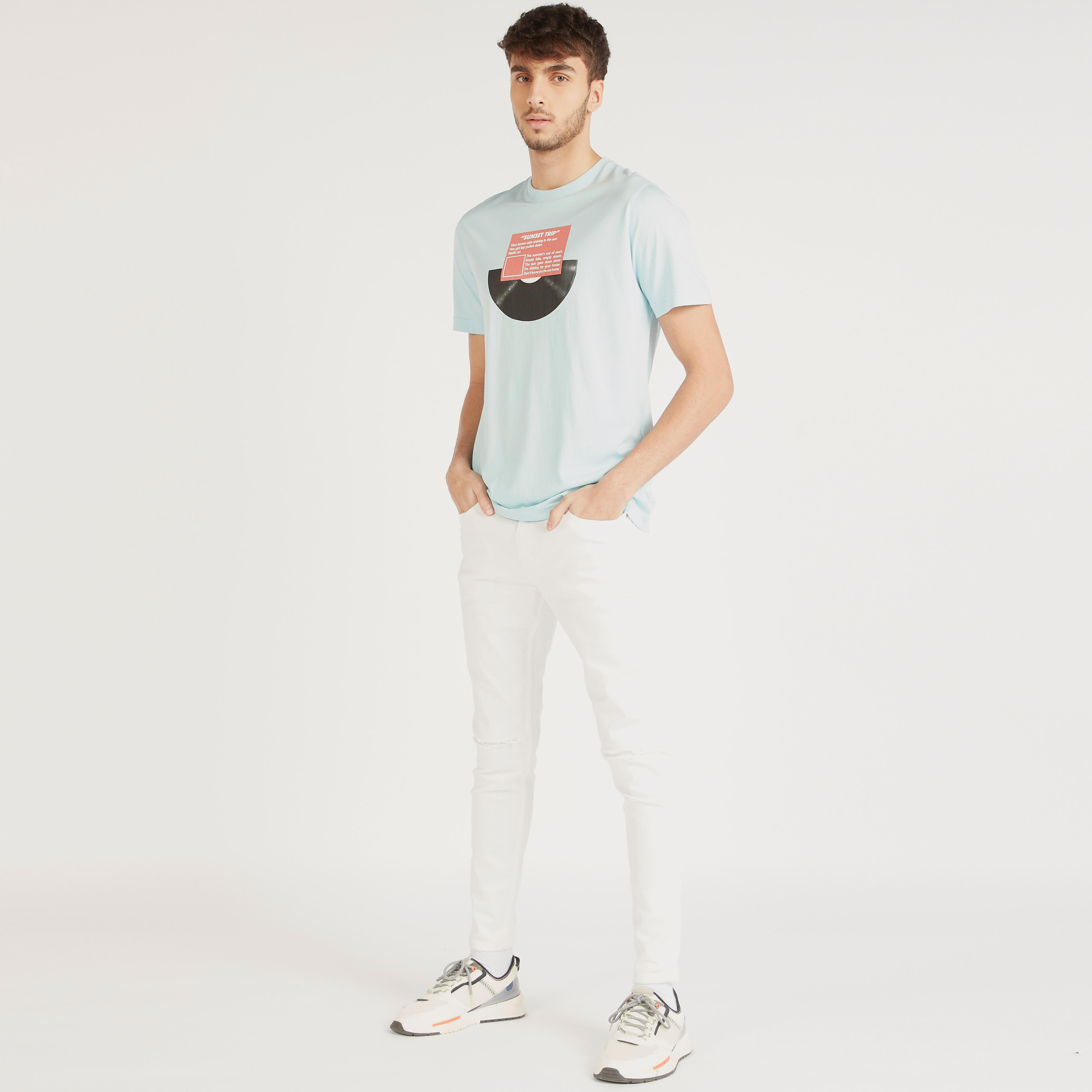 تيشيرت بياقة ضيّقة وأكمام قصيرة وطبعات-men-clothing-tshirtsandpolos-tshirts-image-2