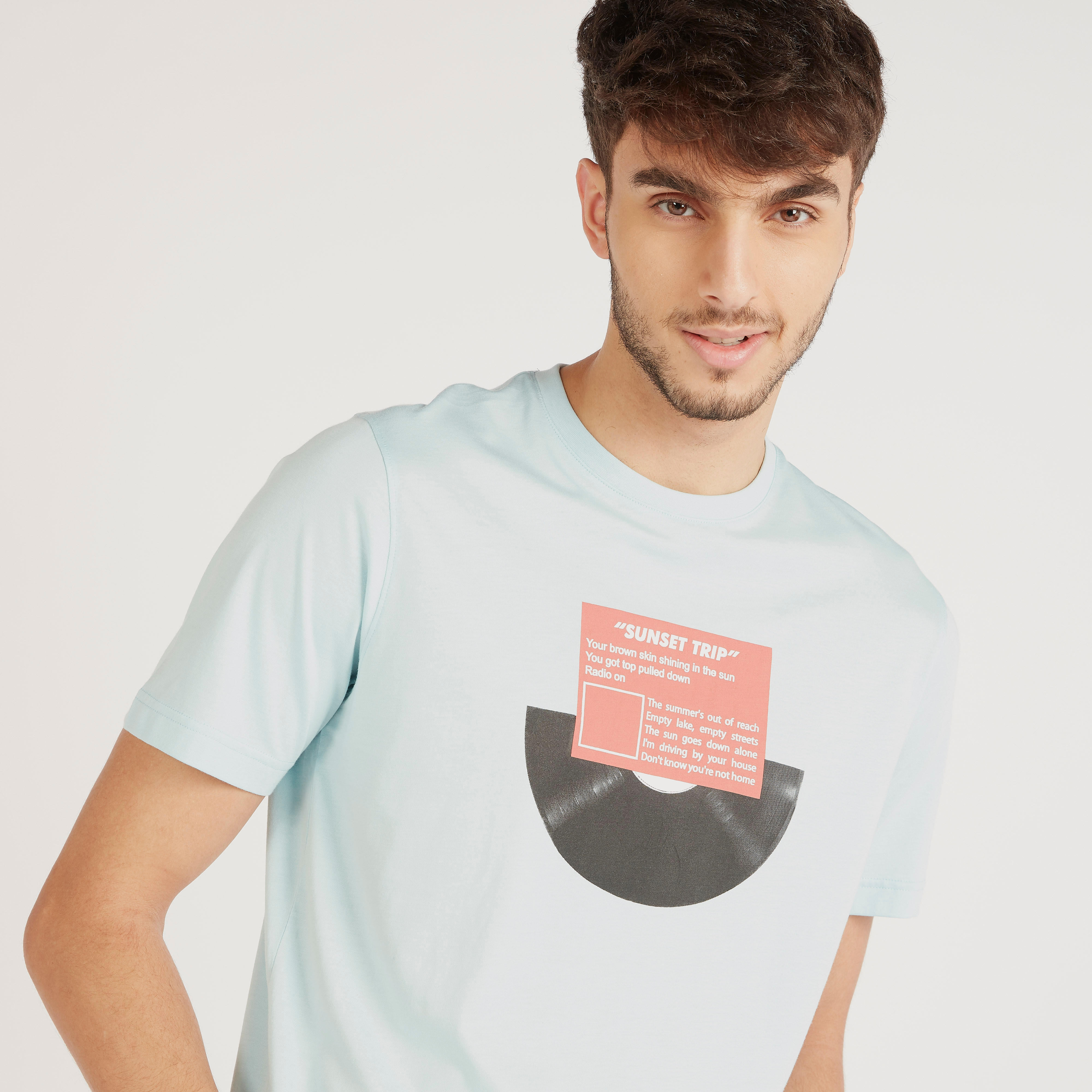 تيشيرت بياقة ضيّقة وأكمام قصيرة وطبعات-men-clothing-tshirtsandpolos-tshirts-image-3