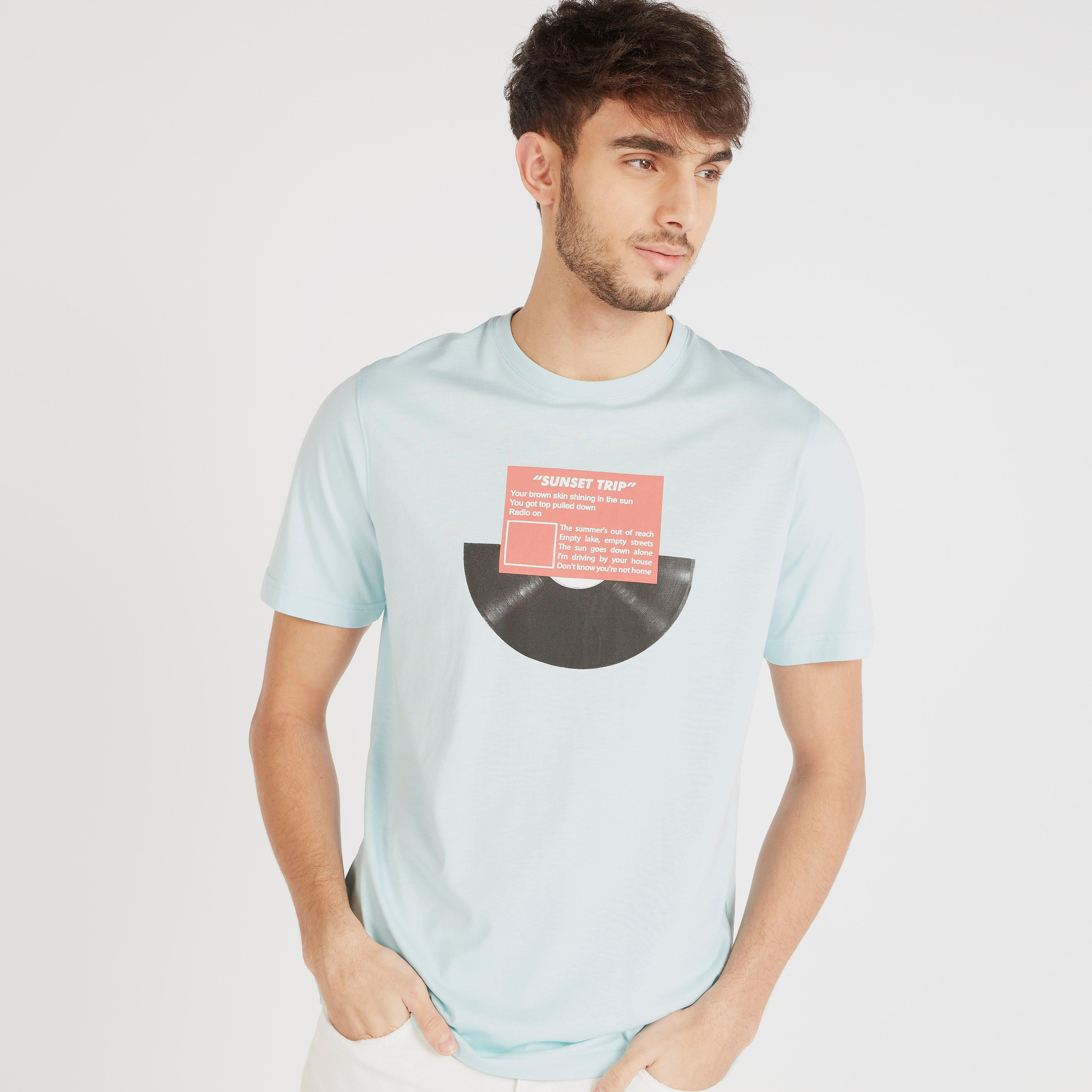 تيشيرت بياقة ضيّقة وأكمام قصيرة وطبعات-men-clothing-tshirtsandpolos-tshirts-image-5