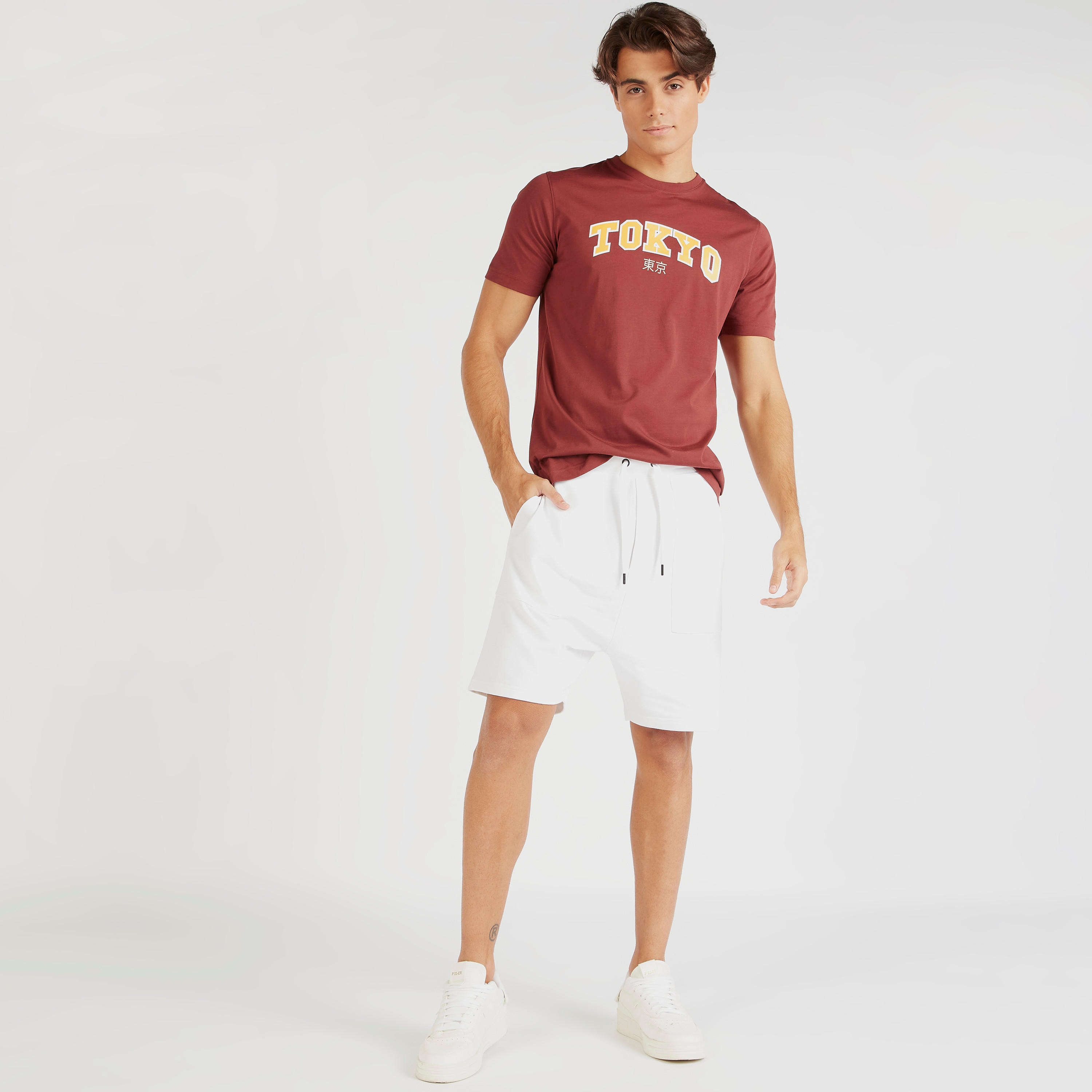 تيشيرت بياقة ضيّقة وأكمام قصيرة وطبعات-men-clothing-tshirtsandpolos-tshirts-image-3