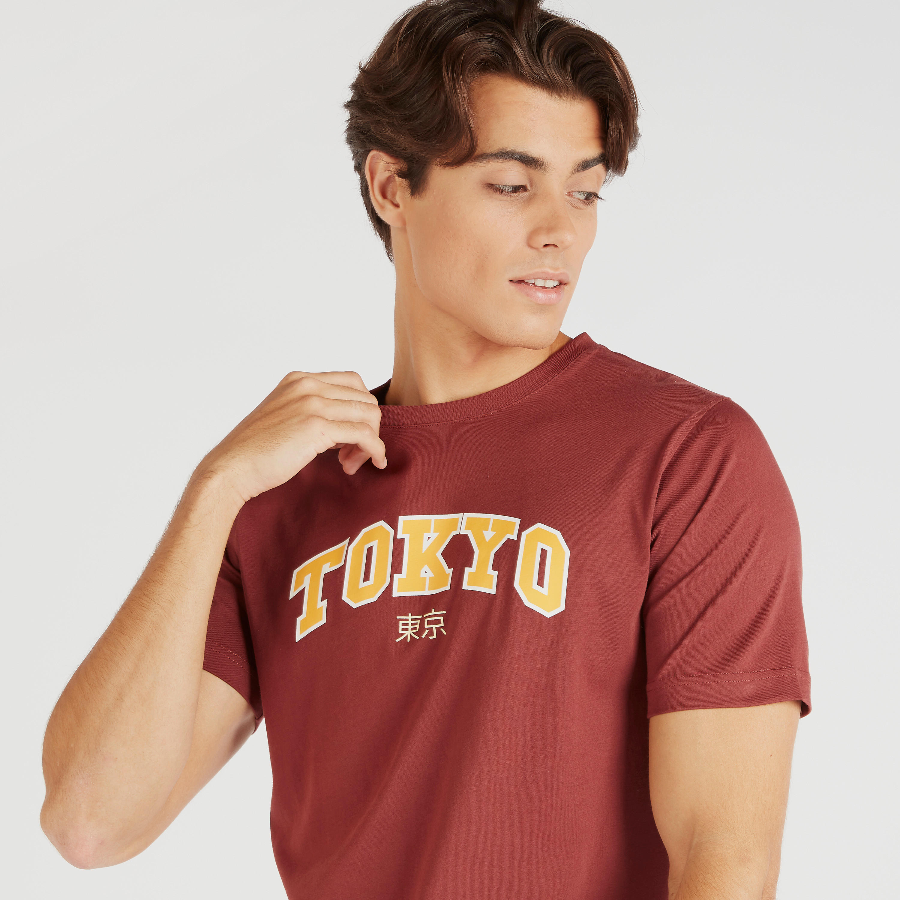 تيشيرت بياقة ضيّقة وأكمام قصيرة وطبعات-men-clothing-tshirtsandpolos-tshirts-image-2