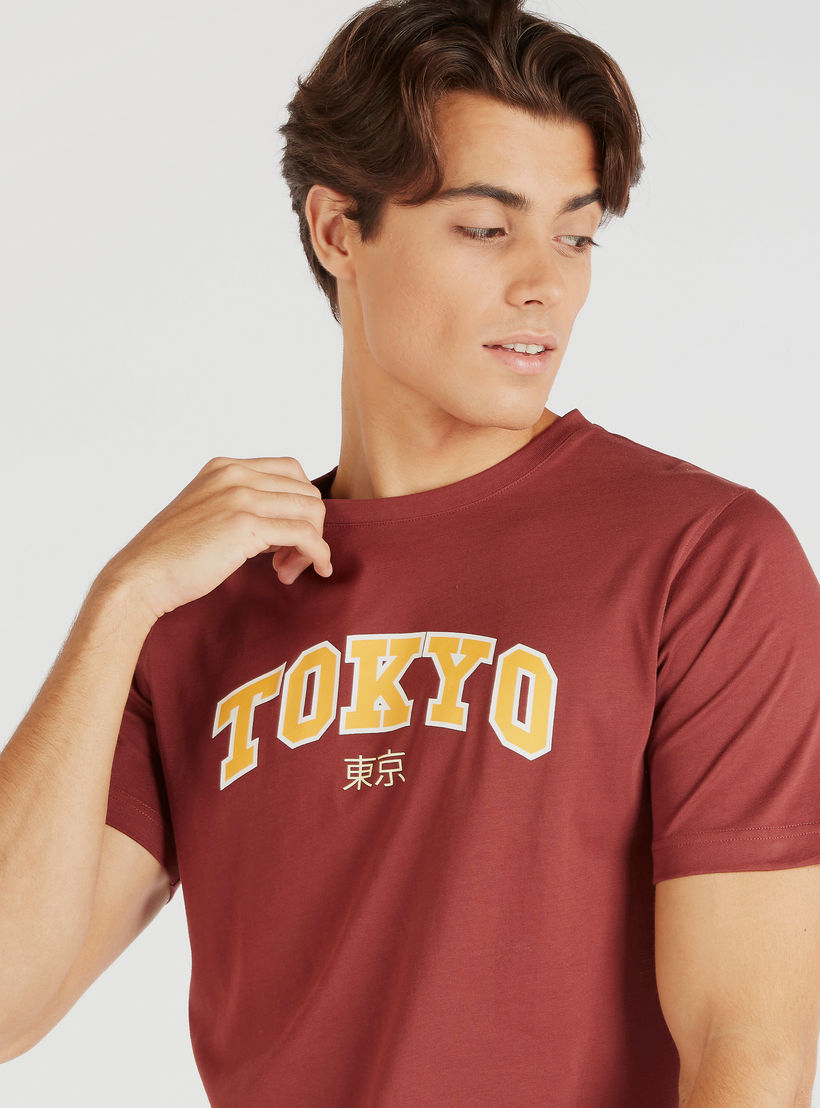 تيشيرت بياقة ضيّقة وأكمام قصيرة وطبعات-men-clothing-tshirtsandpolos-tshirts-image-2