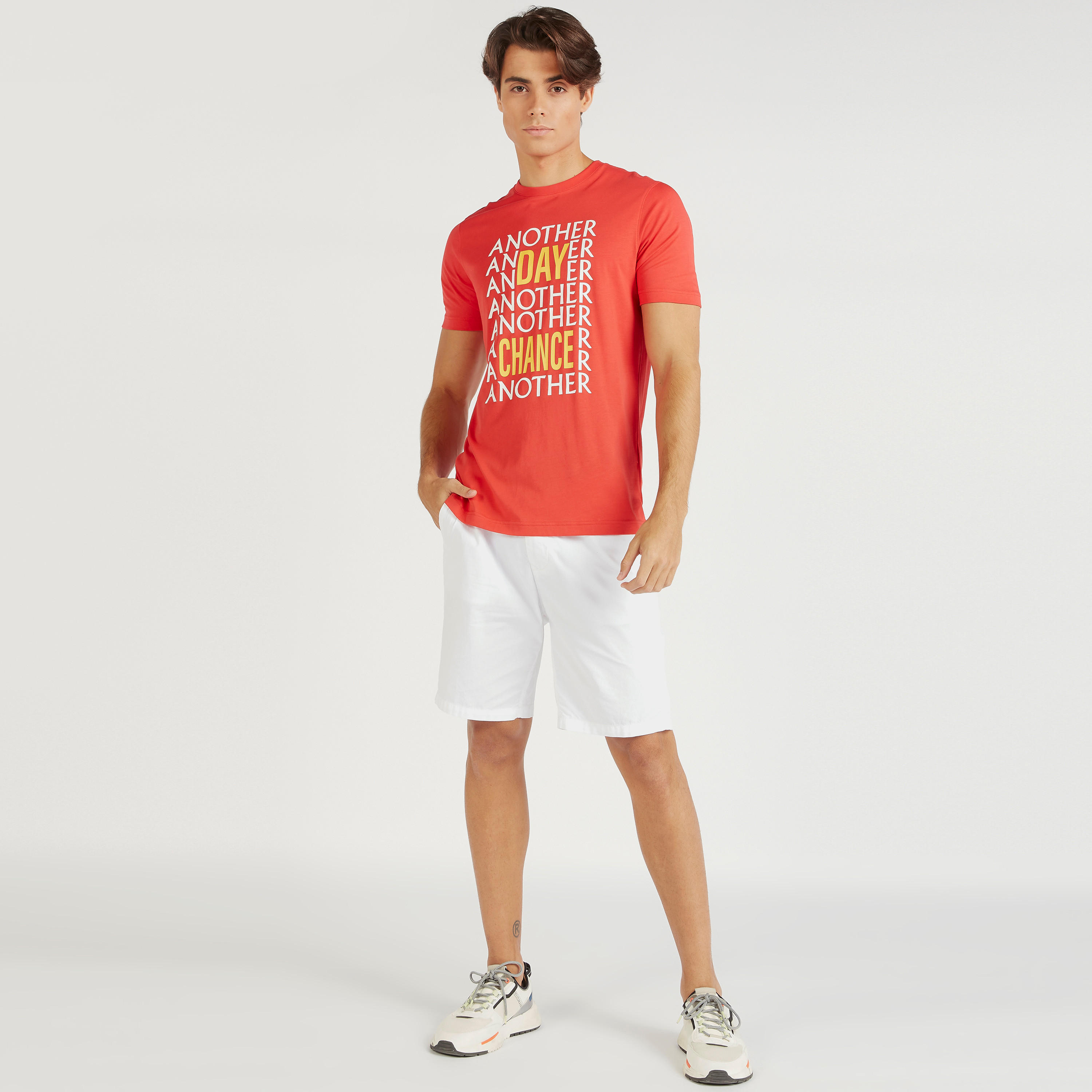 تيشيرت بياقة ضيّقة وأكمام قصيرة وطبعات-men-clothing-tshirtsandpolos-tshirts-image-3