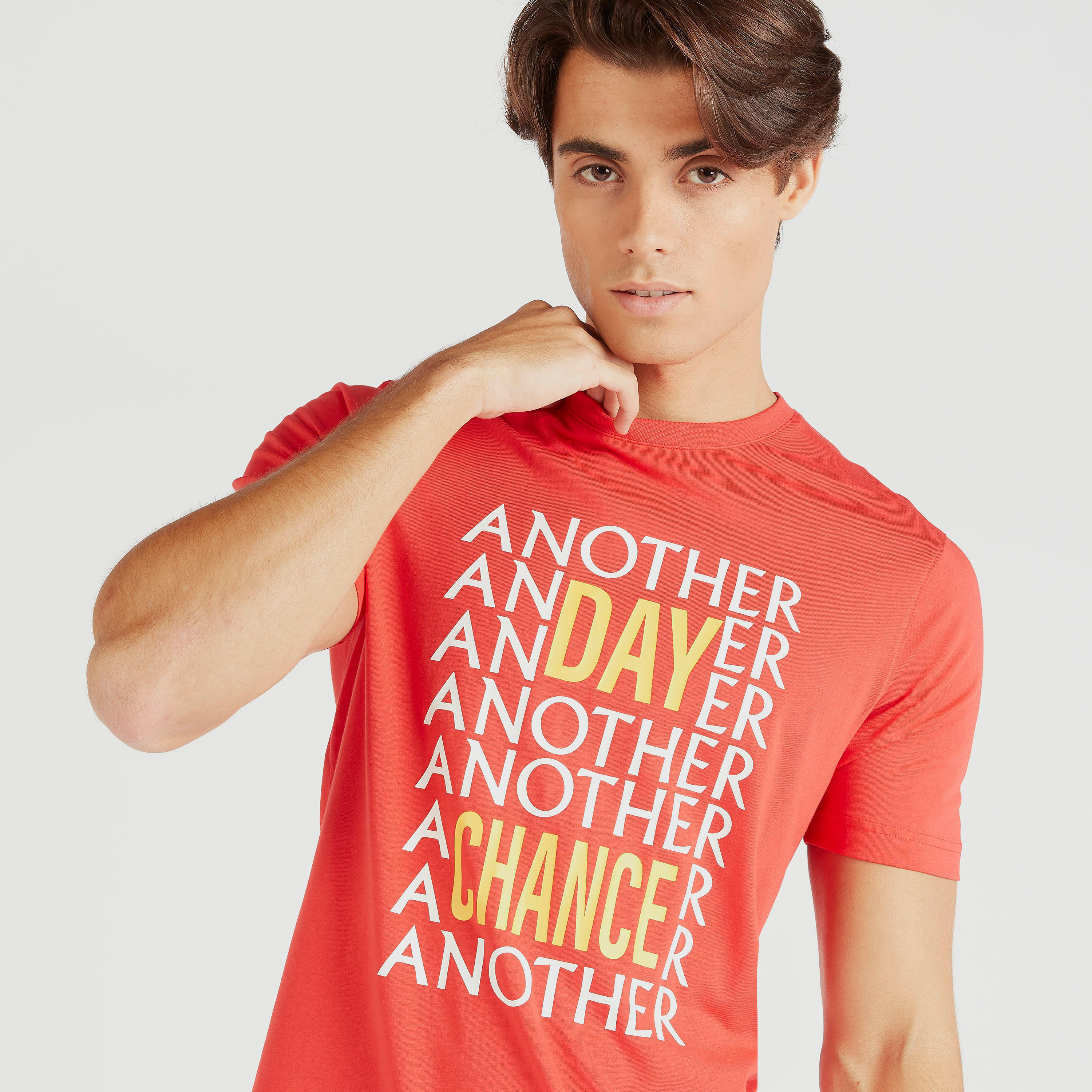 تيشيرت بياقة ضيّقة وأكمام قصيرة وطبعات-men-clothing-tshirtsandpolos-tshirts-image-2