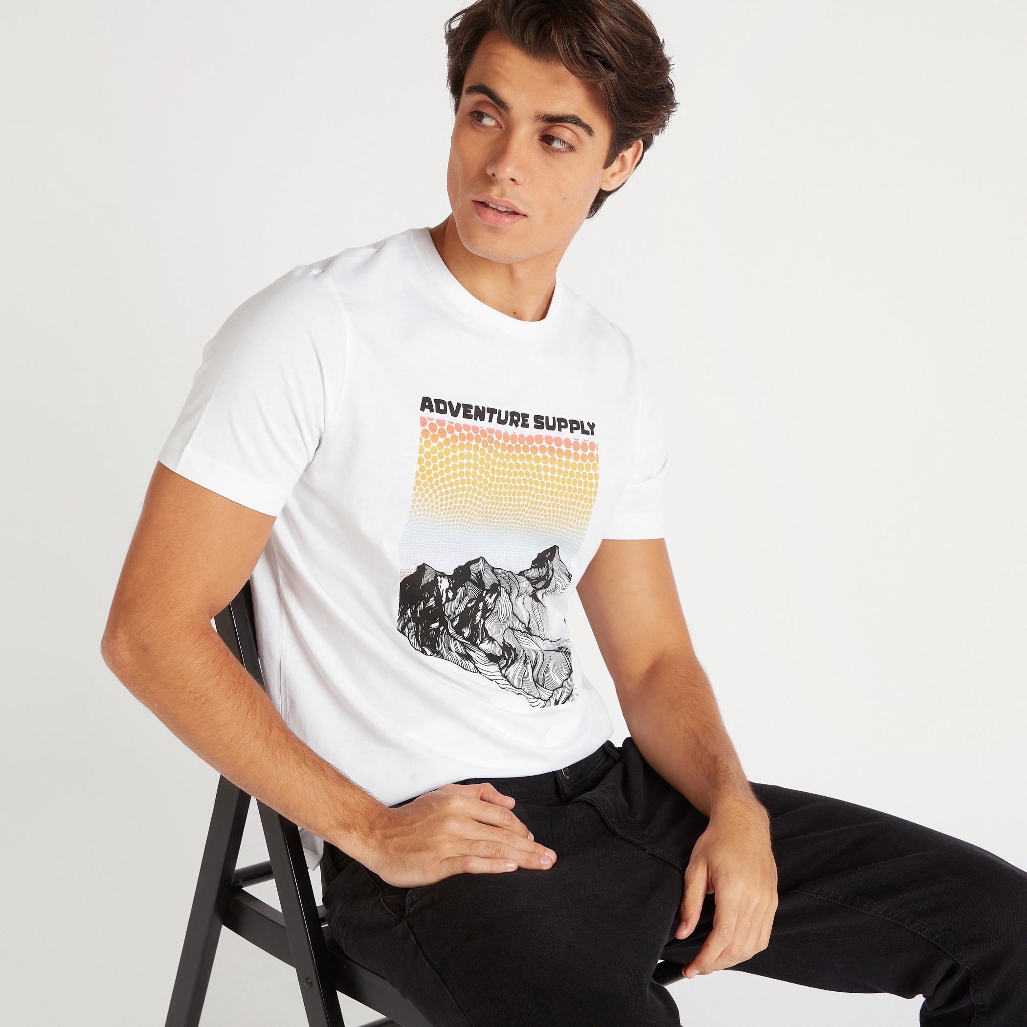 تيشيرت بياقة ضيّقة وأكمام قصيرة وطبعات جرافيك-men-clothing-tshirtsandpolos-tshirts-image-1