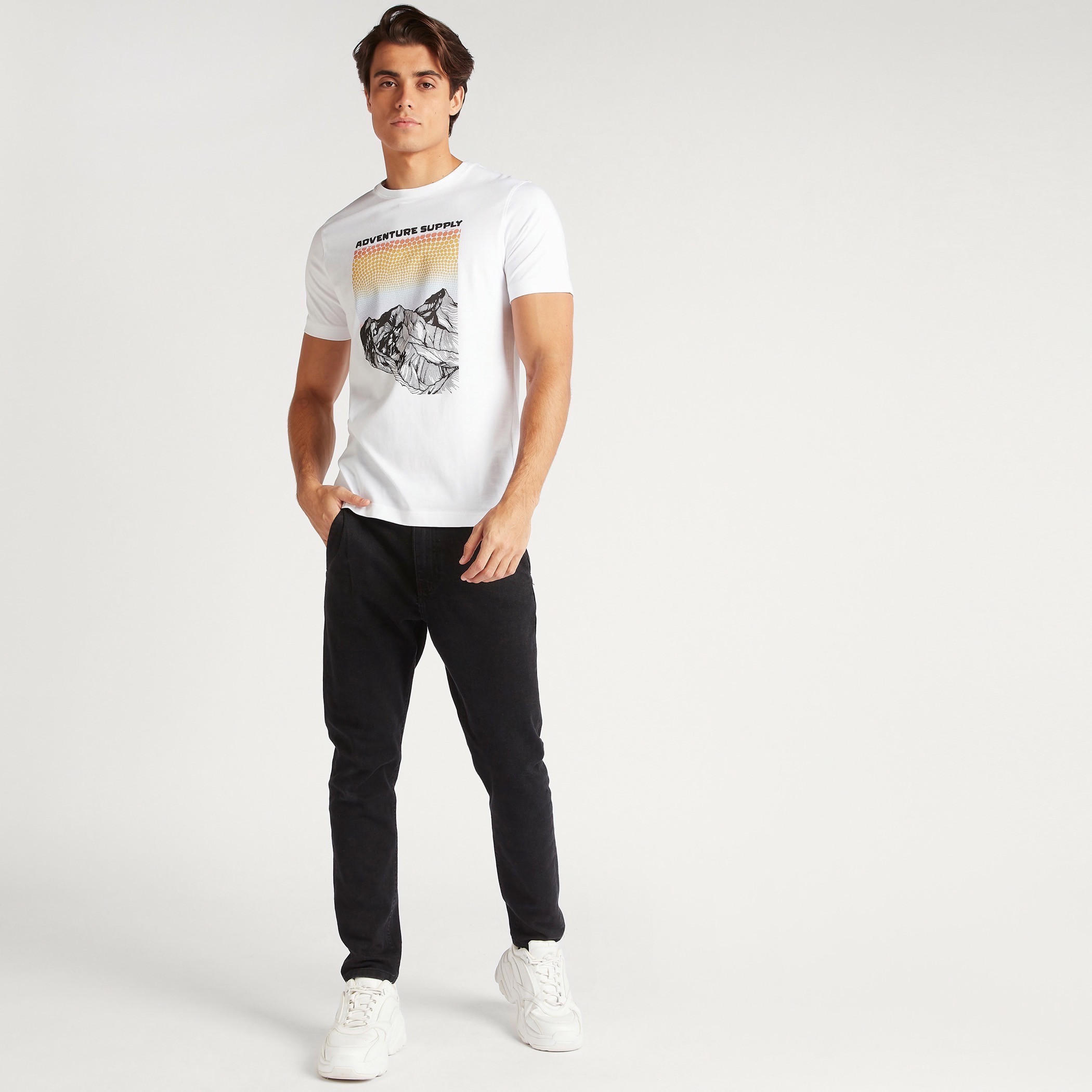 تيشيرت بياقة ضيّقة وأكمام قصيرة وطبعات جرافيك-men-clothing-tshirtsandpolos-tshirts-image-2