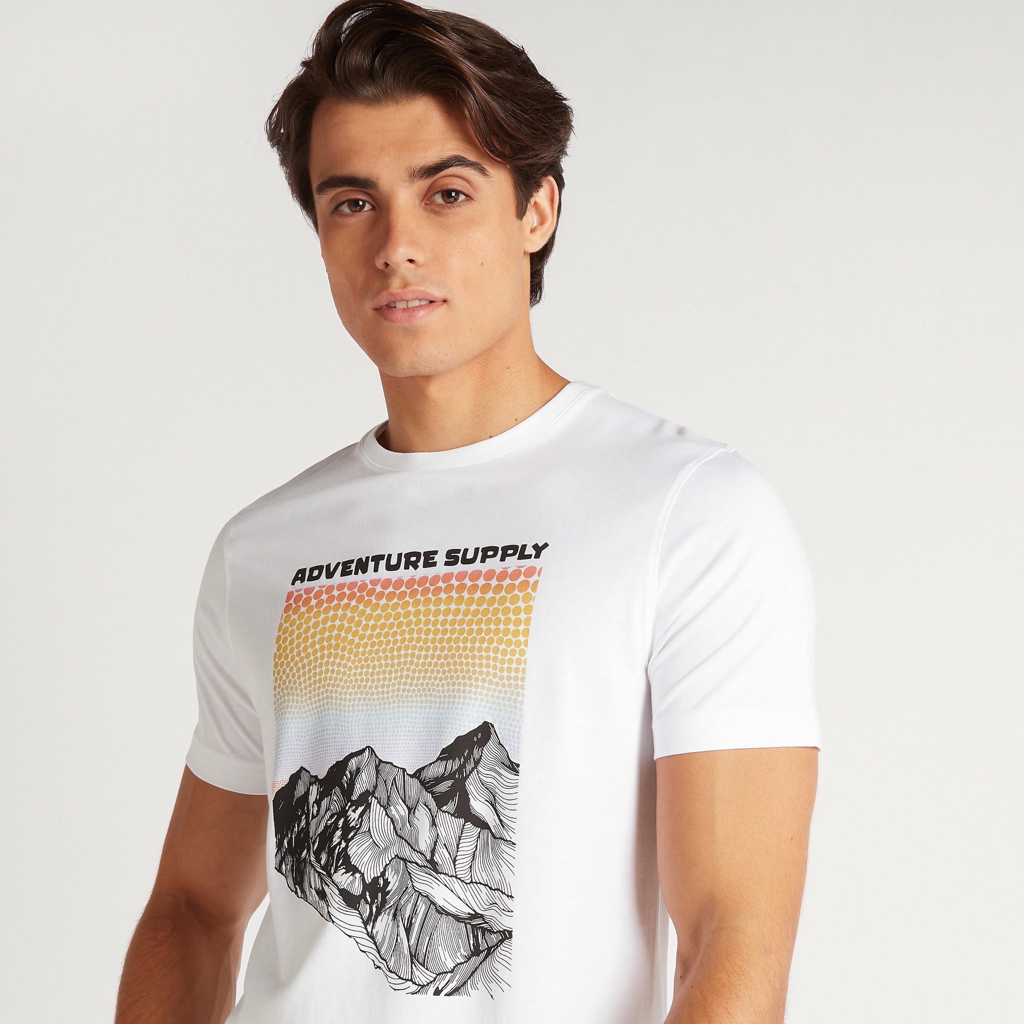 تيشيرت بياقة ضيّقة وأكمام قصيرة وطبعات جرافيك-men-clothing-tshirtsandpolos-tshirts-image-3