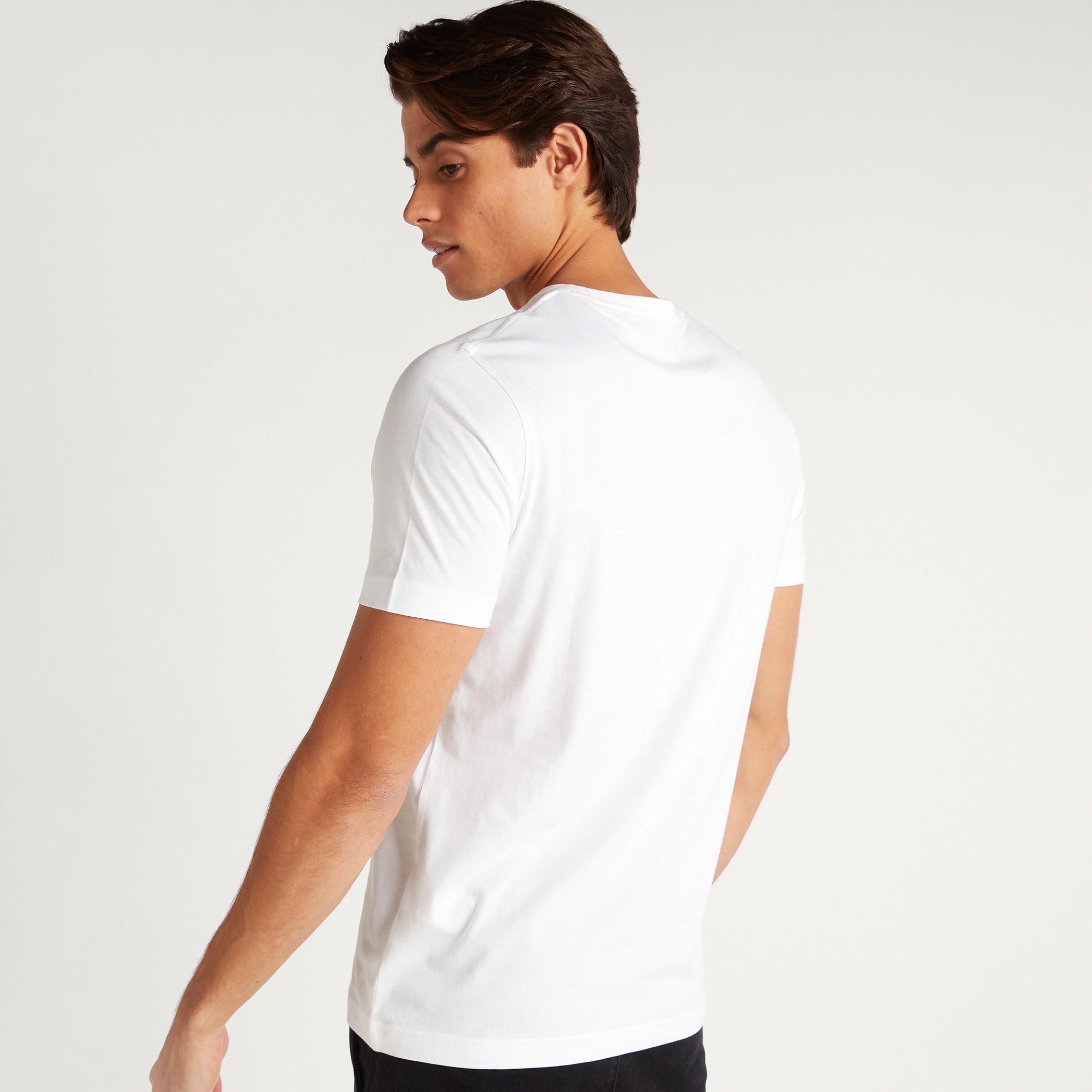 تيشيرت بياقة ضيّقة وأكمام قصيرة وطبعات جرافيك-men-clothing-tshirtsandpolos-tshirts-image-4