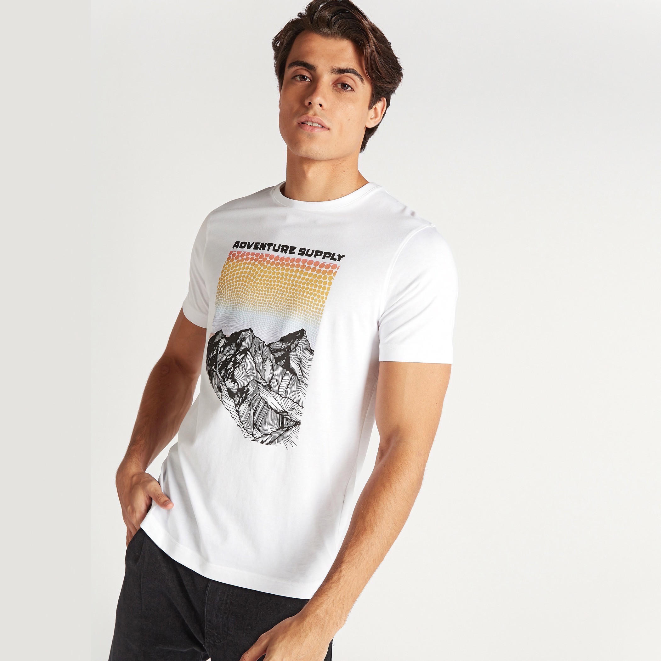 تيشيرت بياقة ضيّقة وأكمام قصيرة وطبعات جرافيك-men-clothing-tshirtsandpolos-tshirts-image-5