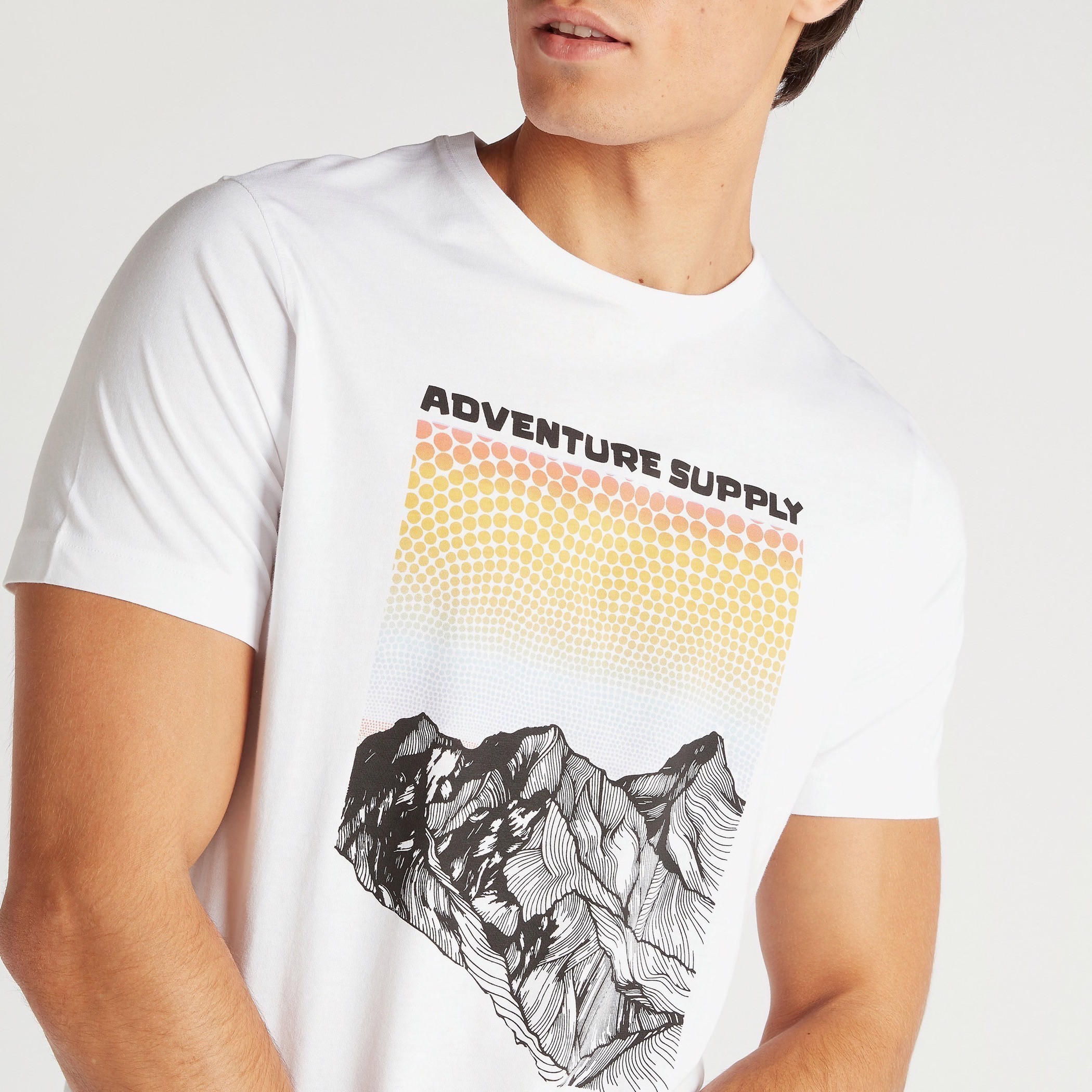تيشيرت بياقة ضيّقة وأكمام قصيرة وطبعات جرافيك-men-clothing-tshirtsandpolos-tshirts-image-6