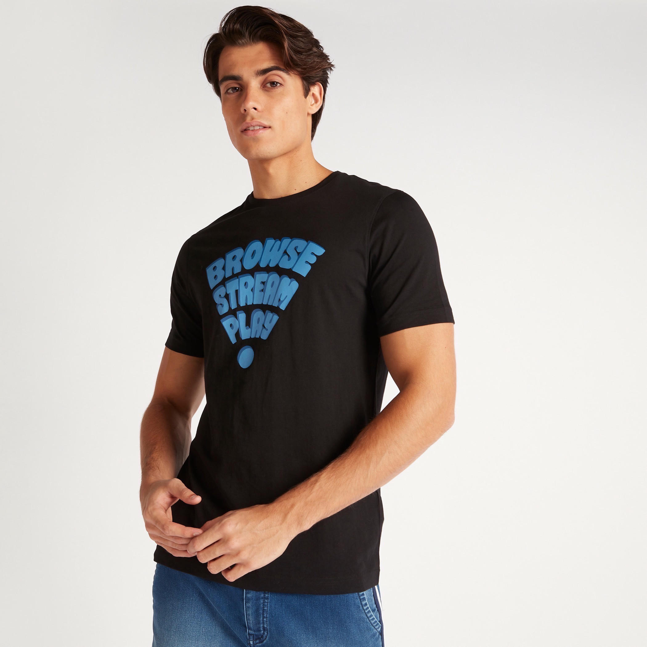 تيشيرت بقصّة سليم وياقة ضيّقة وأكمام قصيرة وطبعات-men-clothing-tshirtsandpolos-tshirts-image-1