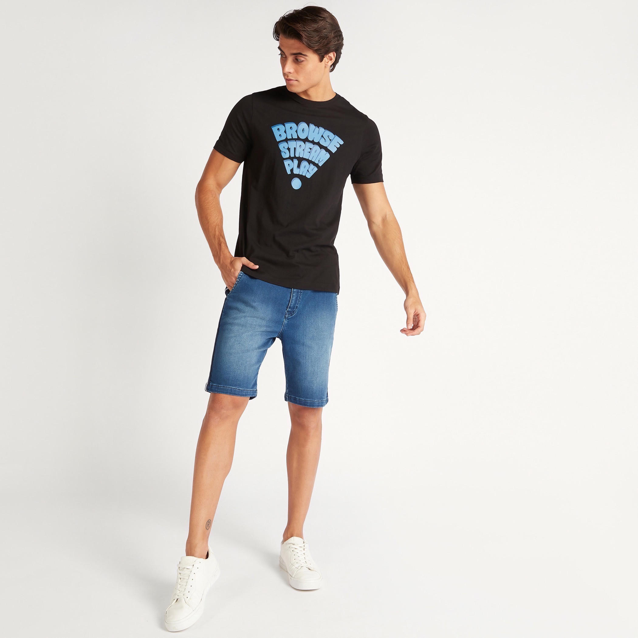 تيشيرت بقصّة سليم وياقة ضيّقة وأكمام قصيرة وطبعات-men-clothing-tshirtsandpolos-tshirts-image-2