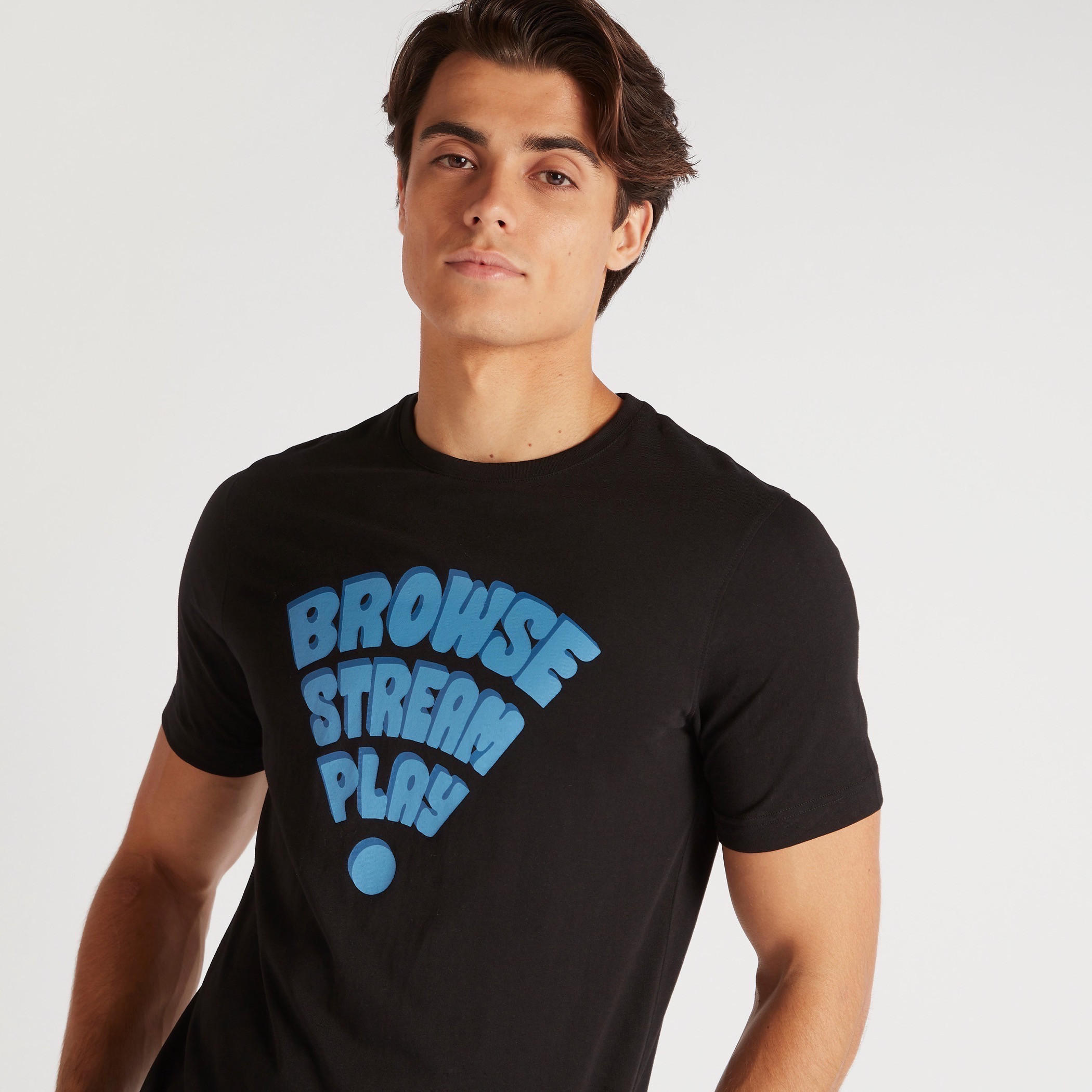 تيشيرت بقصّة سليم وياقة ضيّقة وأكمام قصيرة وطبعات-men-clothing-tshirtsandpolos-tshirts-image-3