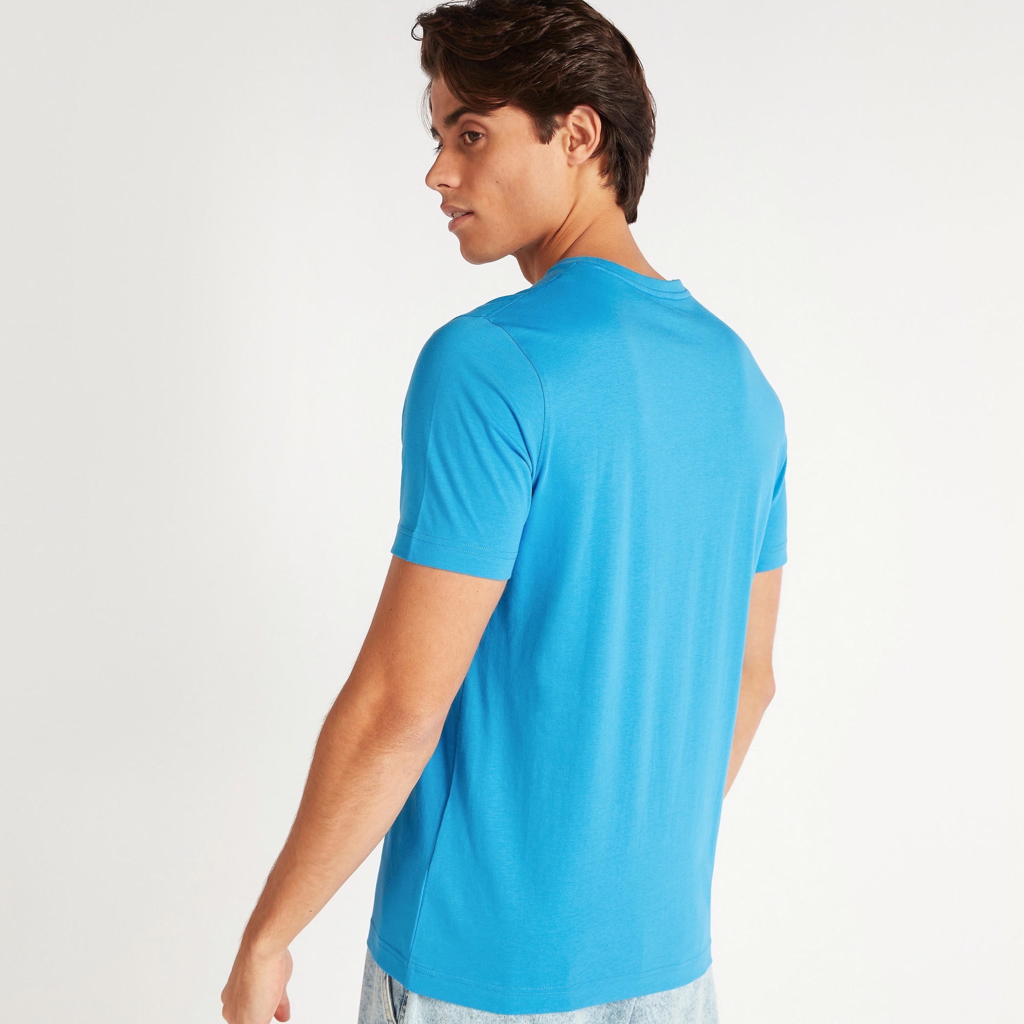 تيشيرت بقصّة سليم وياقة ضيّقة وأكمام قصيرة وطبعات-men-clothing-tshirtsandpolos-tshirts-image-4