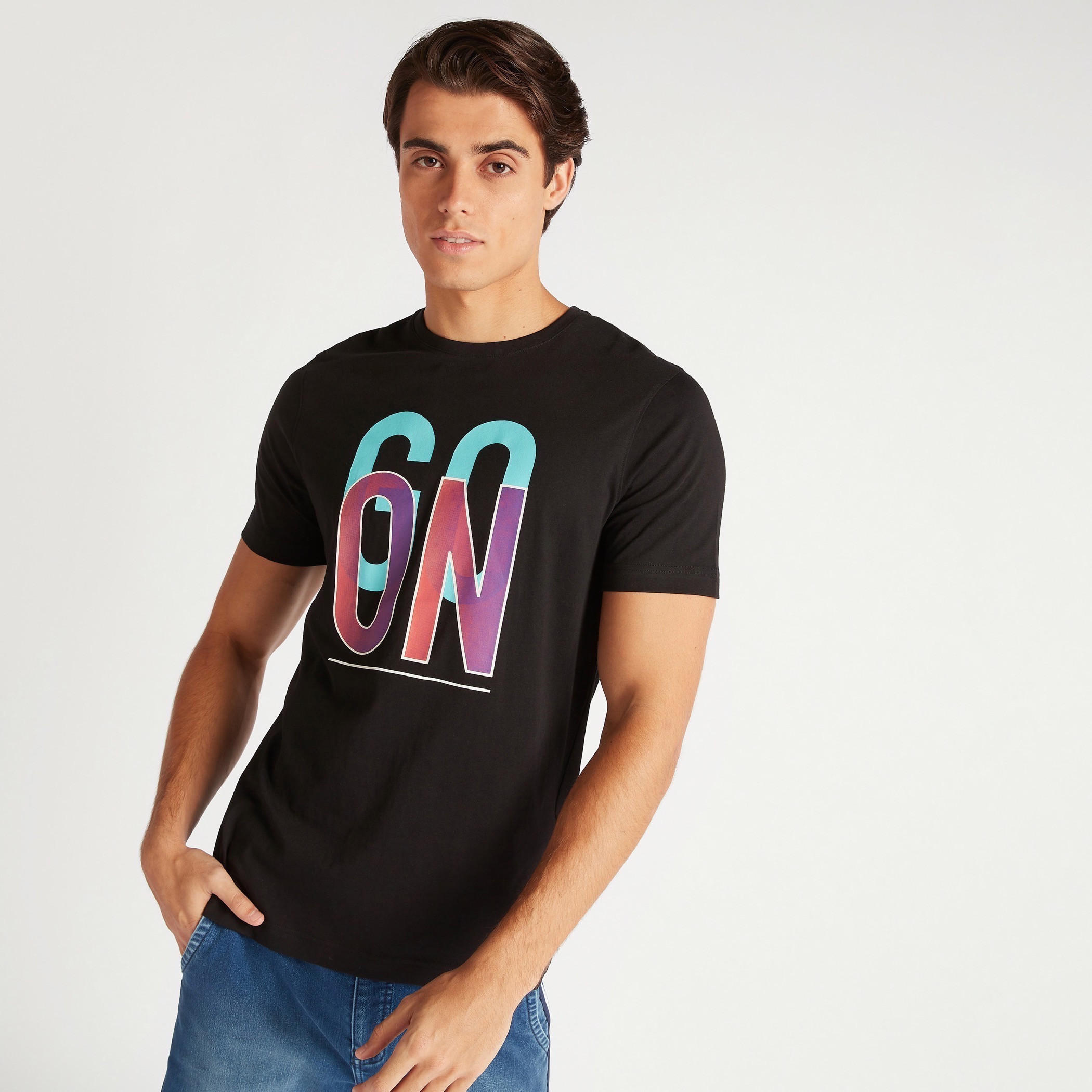 تيشيرت بقصّة سليم وياقة ضيّقة وأكمام قصيرة وطبعات-men-clothing-tshirtsandpolos-tshirts-image-1