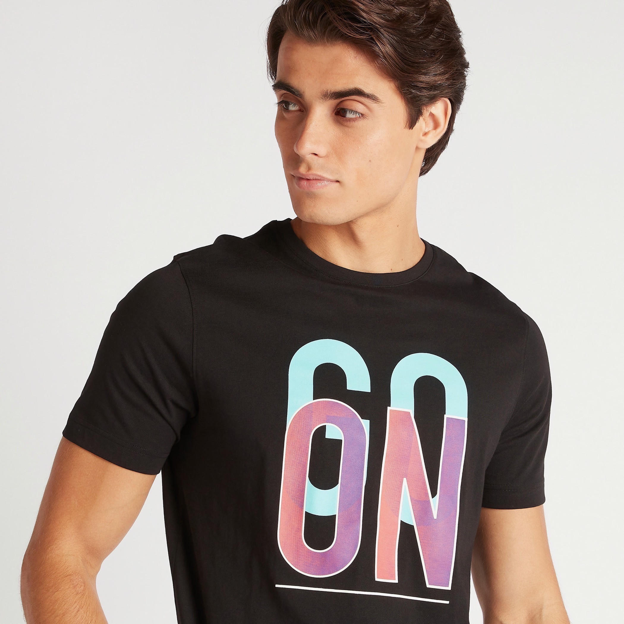 تيشيرت بقصّة سليم وياقة ضيّقة وأكمام قصيرة وطبعات-men-clothing-tshirtsandpolos-tshirts-image-2