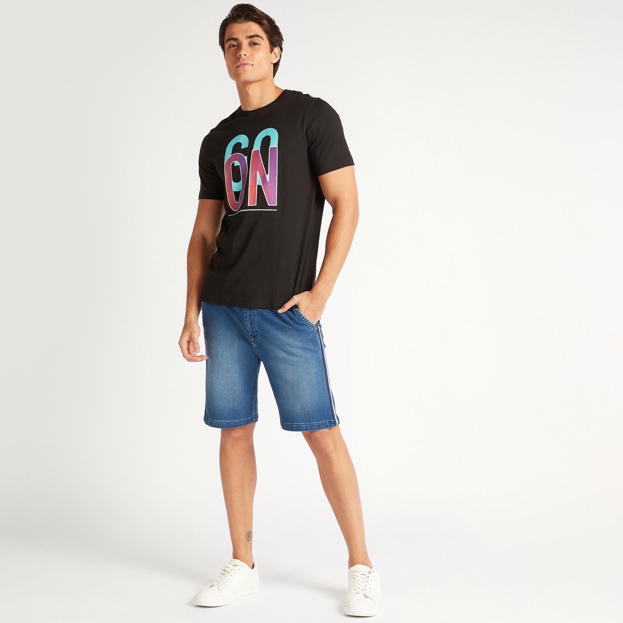 تيشيرت بقصّة سليم وياقة ضيّقة وأكمام قصيرة وطبعات-men-clothing-tshirtsandpolos-tshirts-image-3